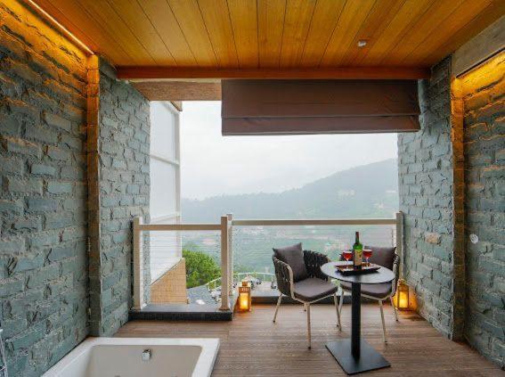 Suite with Hot Tub - Photo 2