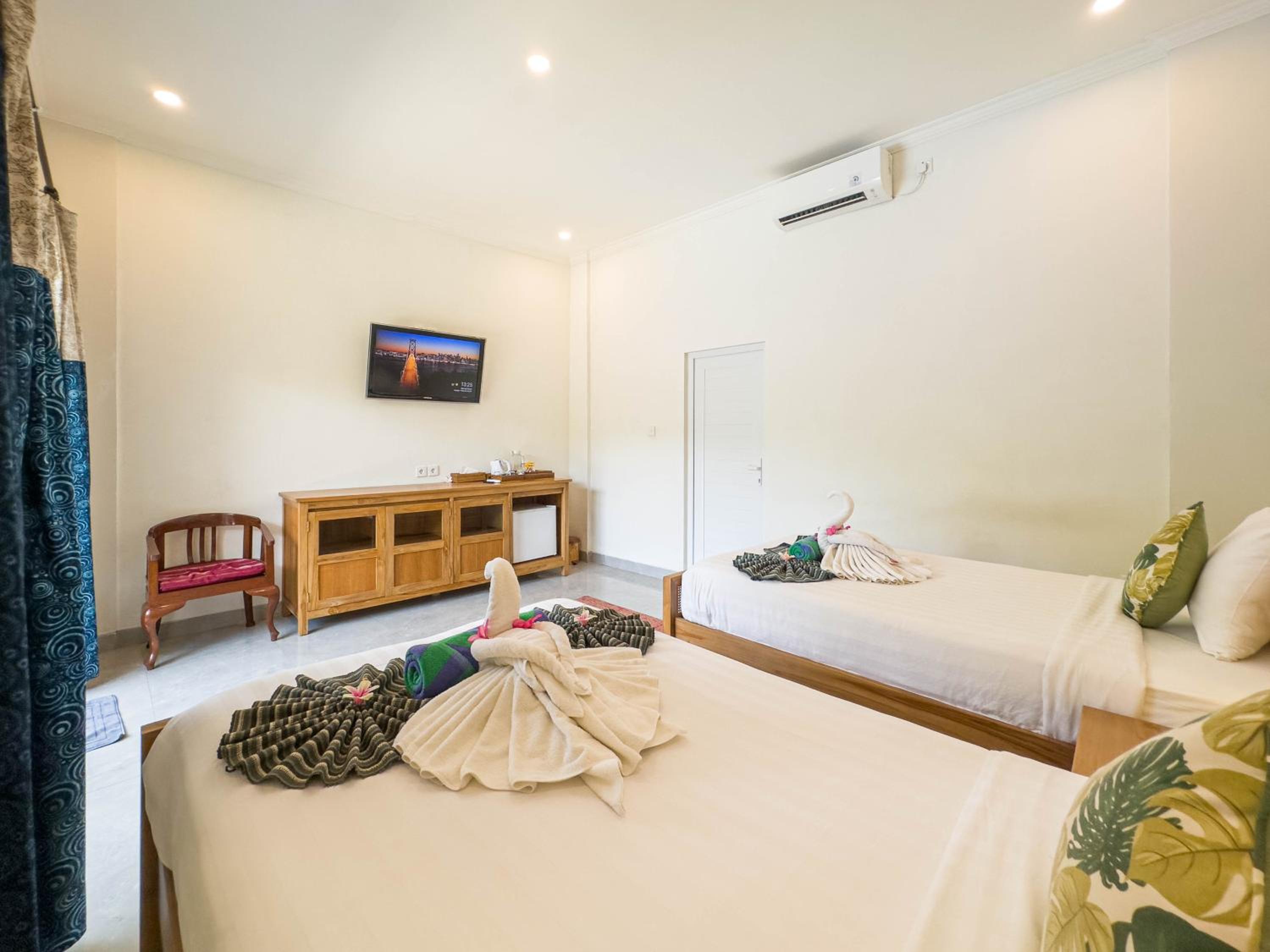 Twin Room with Pool View - Photo 2