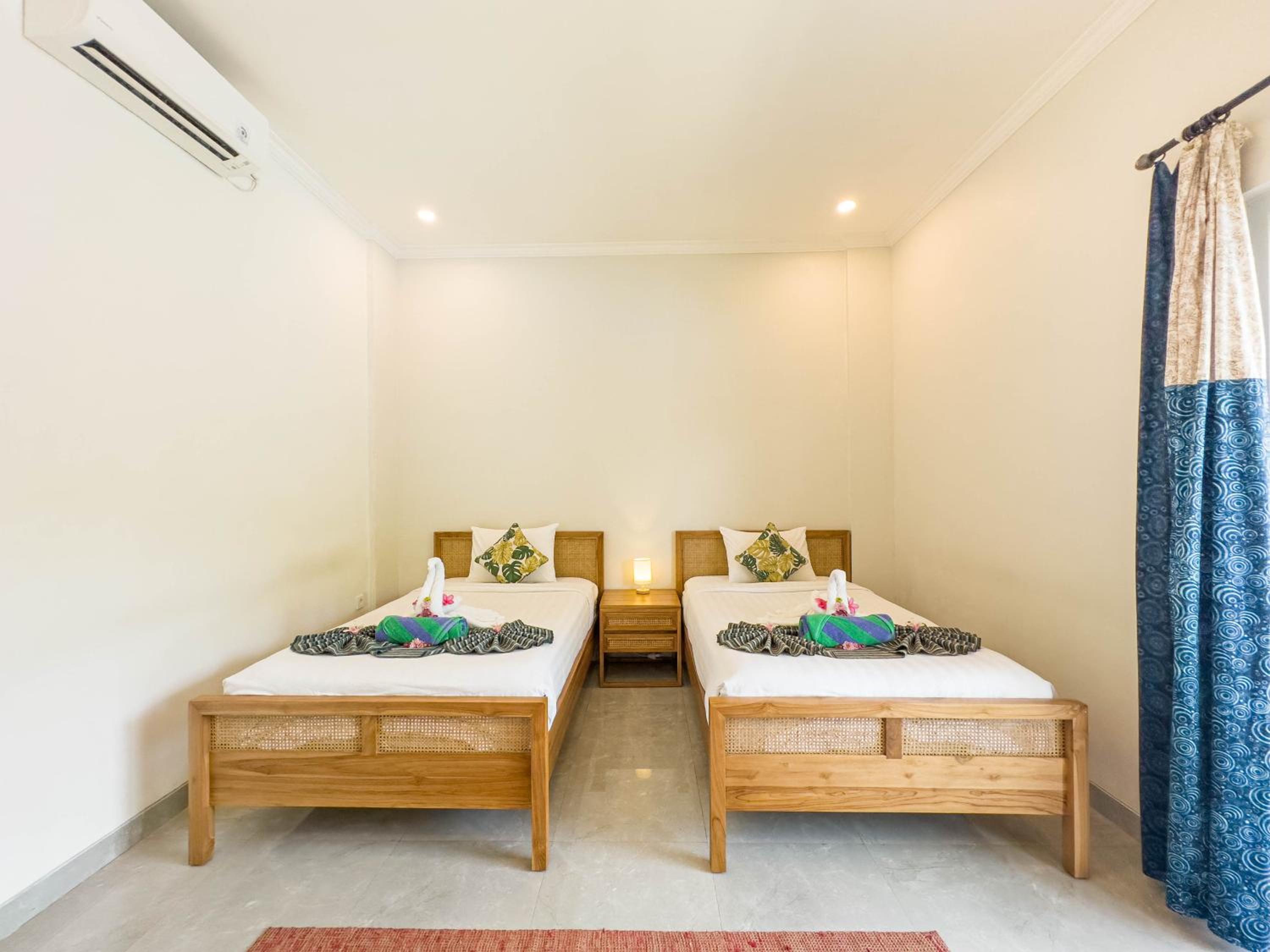 Twin Room with Pool View - Photo 4