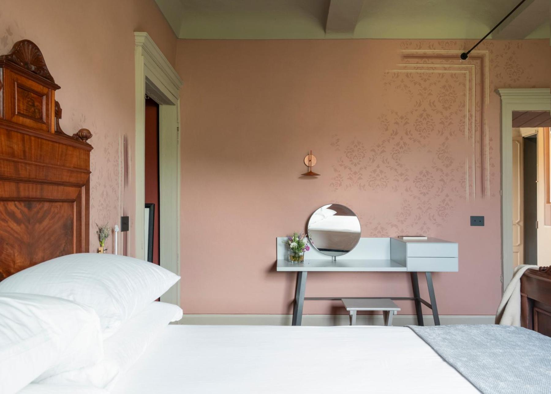 Deluxe Room - Photo 12