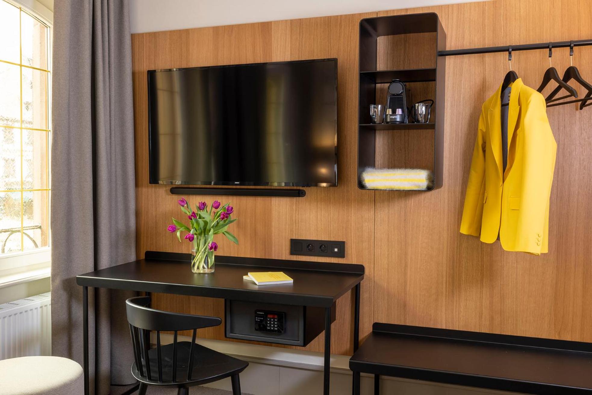 Medium Double Room - Photo 9