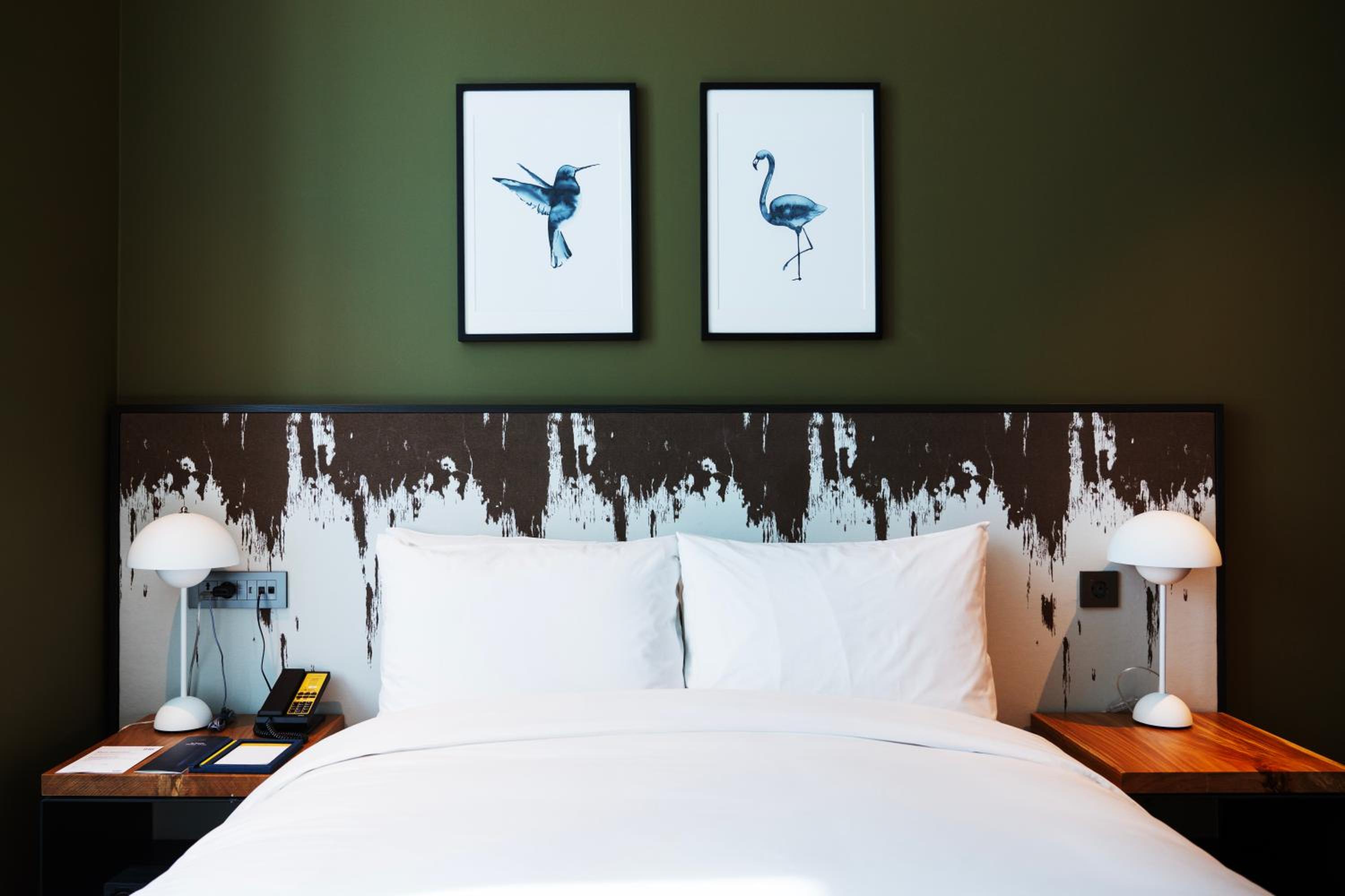 Deluxe Queen Room - Accessible - Photo 1