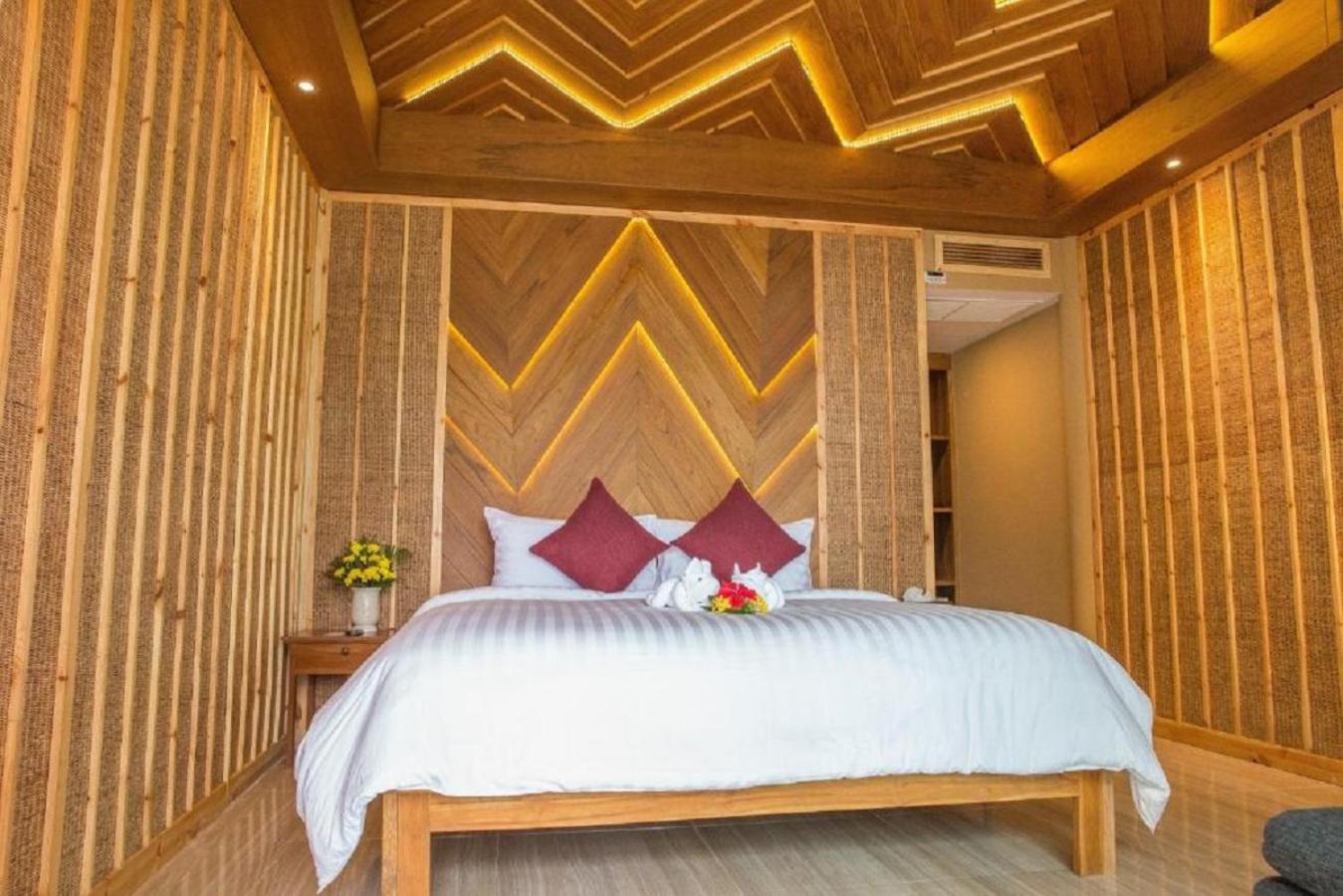 Deluxe Beach Front Villa - Photo 3