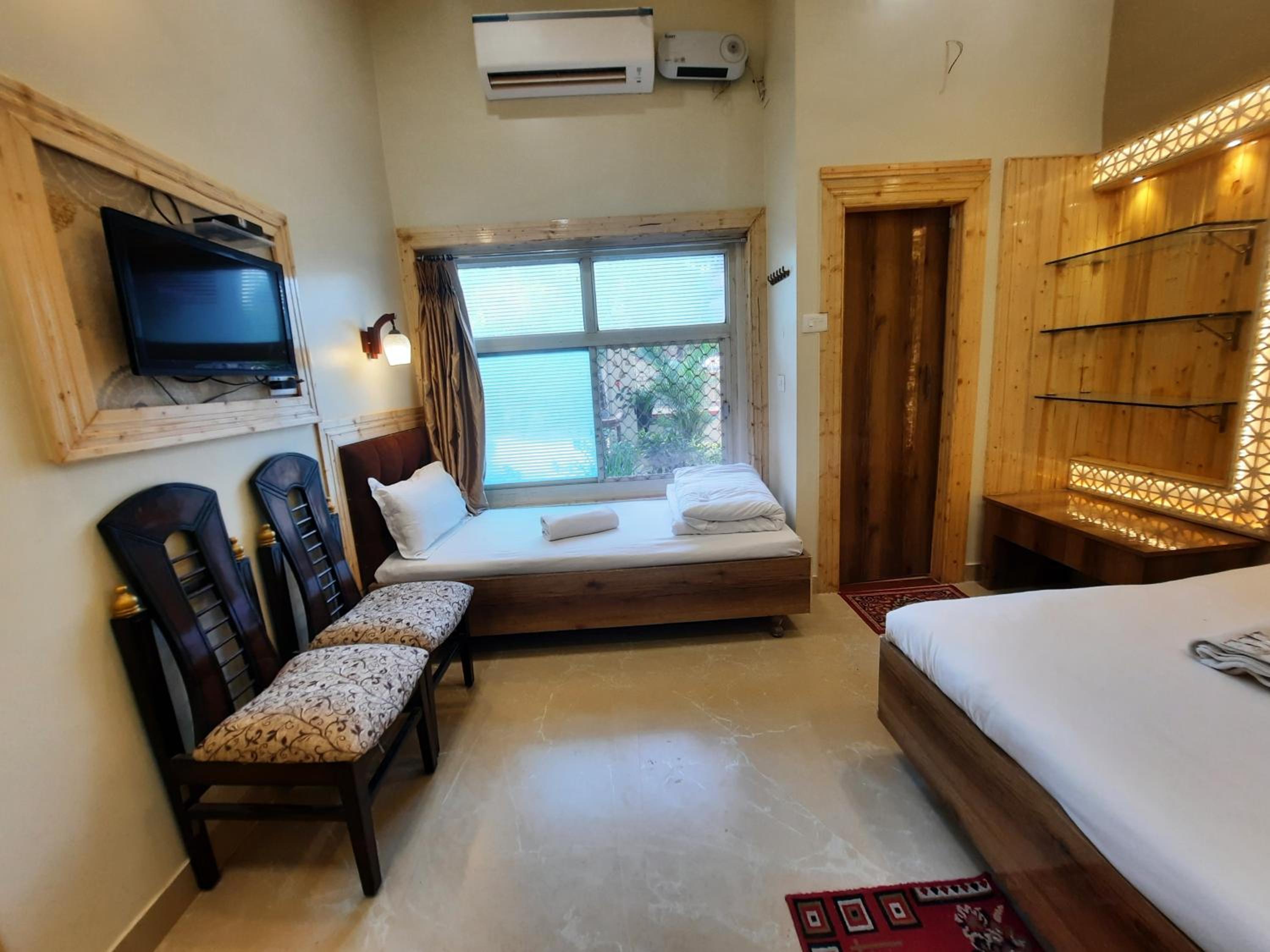 Economy Triple Bed Non View - Photo 10
