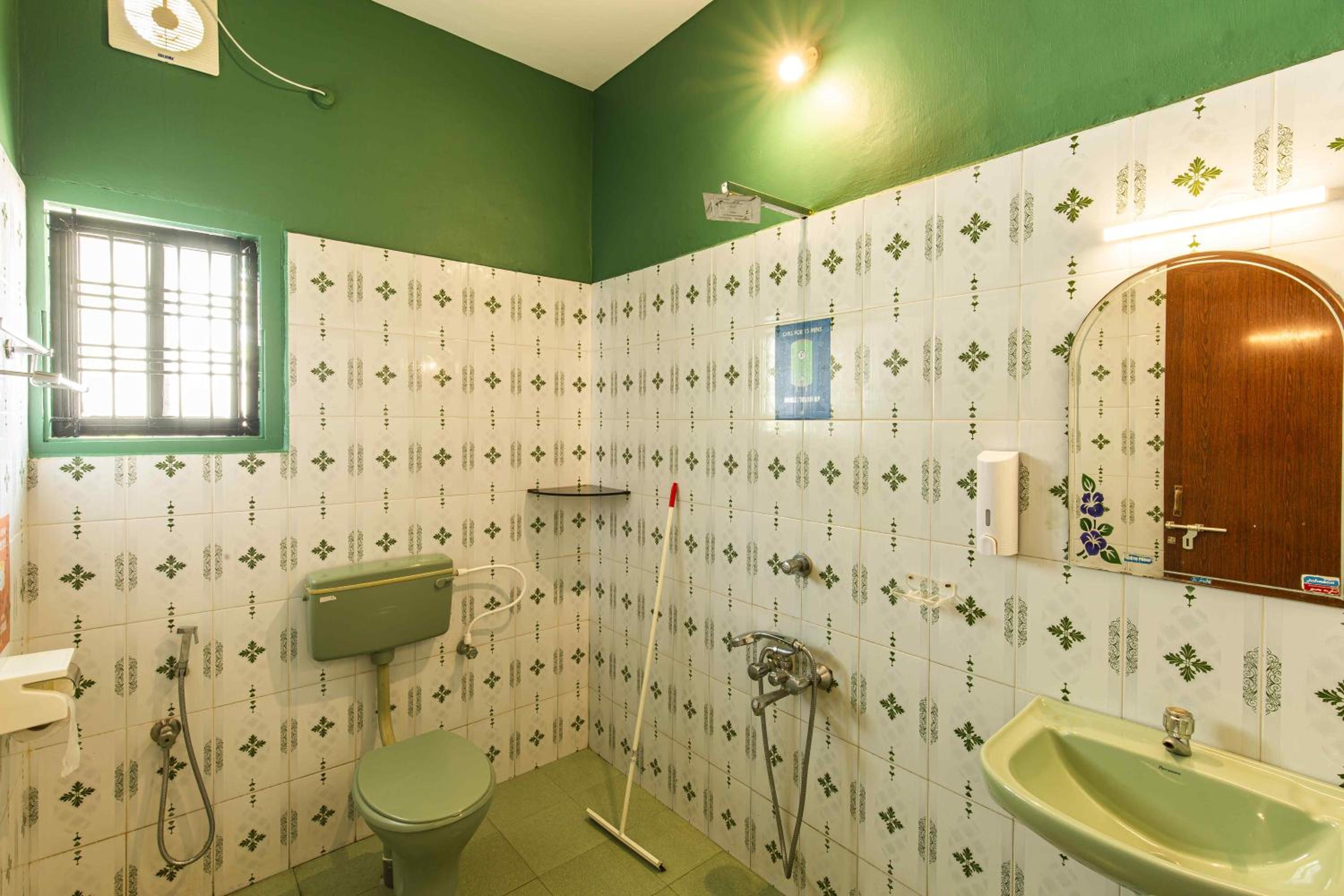 Standard 6 Bed Female Dorm photo 2