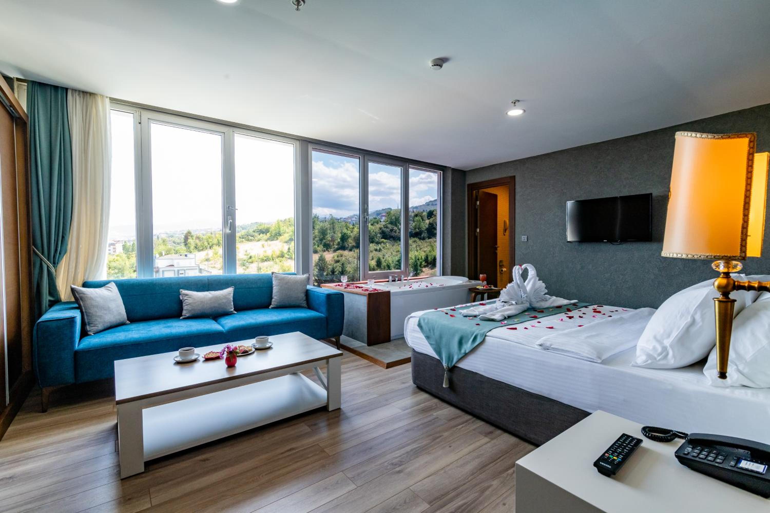 Suite with Hot Tub photo 1