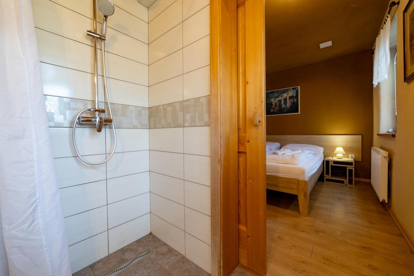 Double Room with Private Bathroom - Photo 15