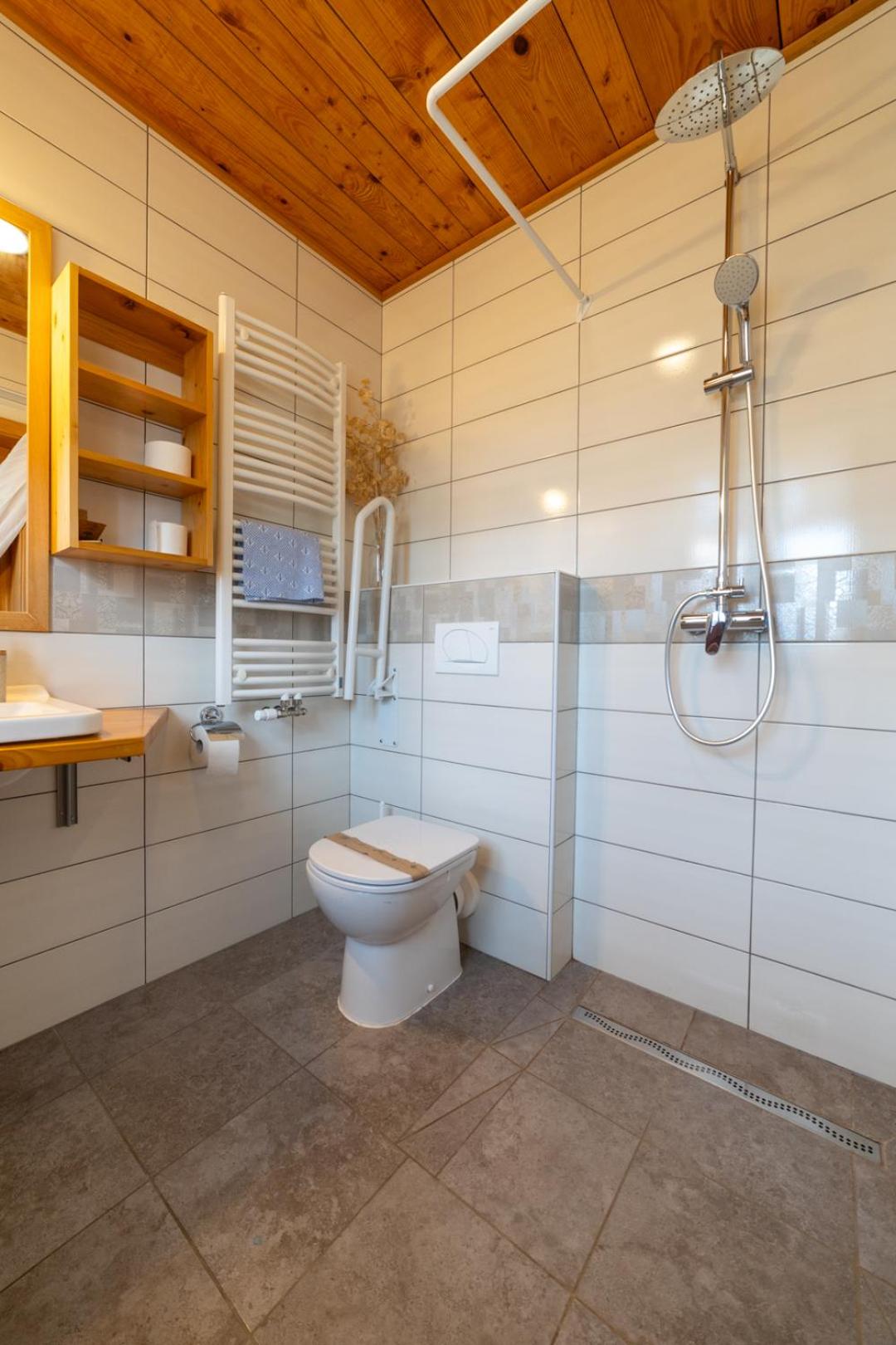 Double Room with Private Bathroom - Photo 14