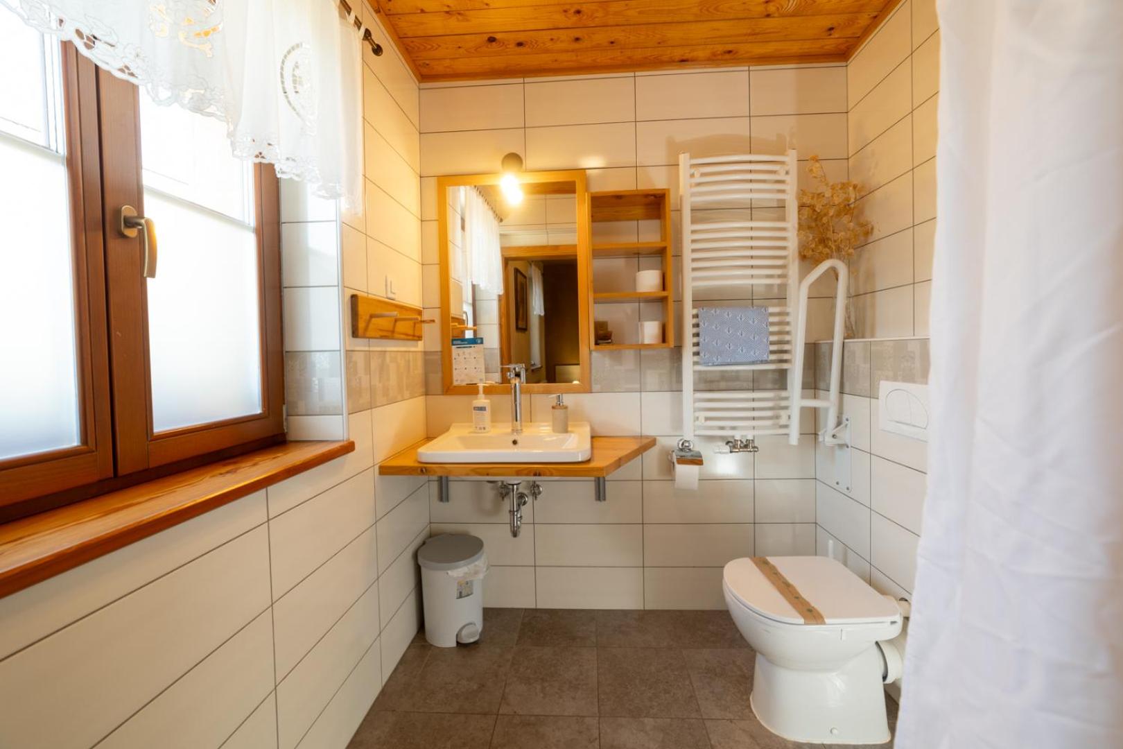 Double Room with Private Bathroom - Photo 9