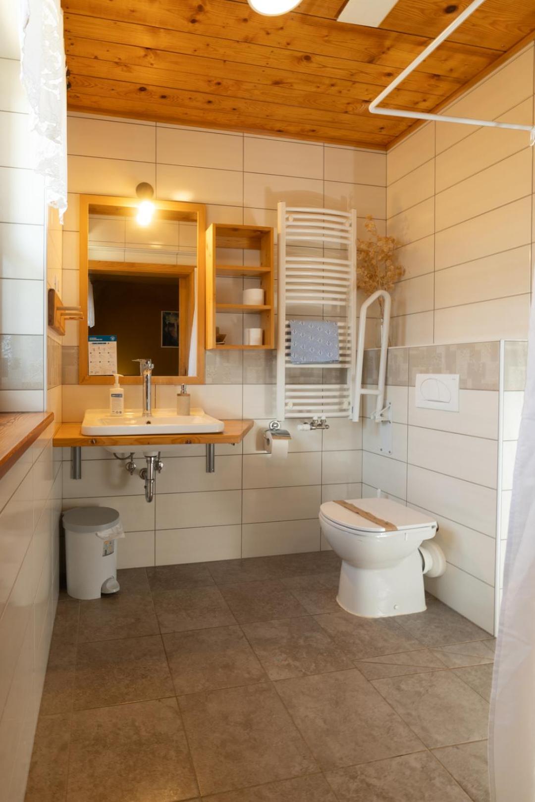 Double Room with Private Bathroom - Photo 13