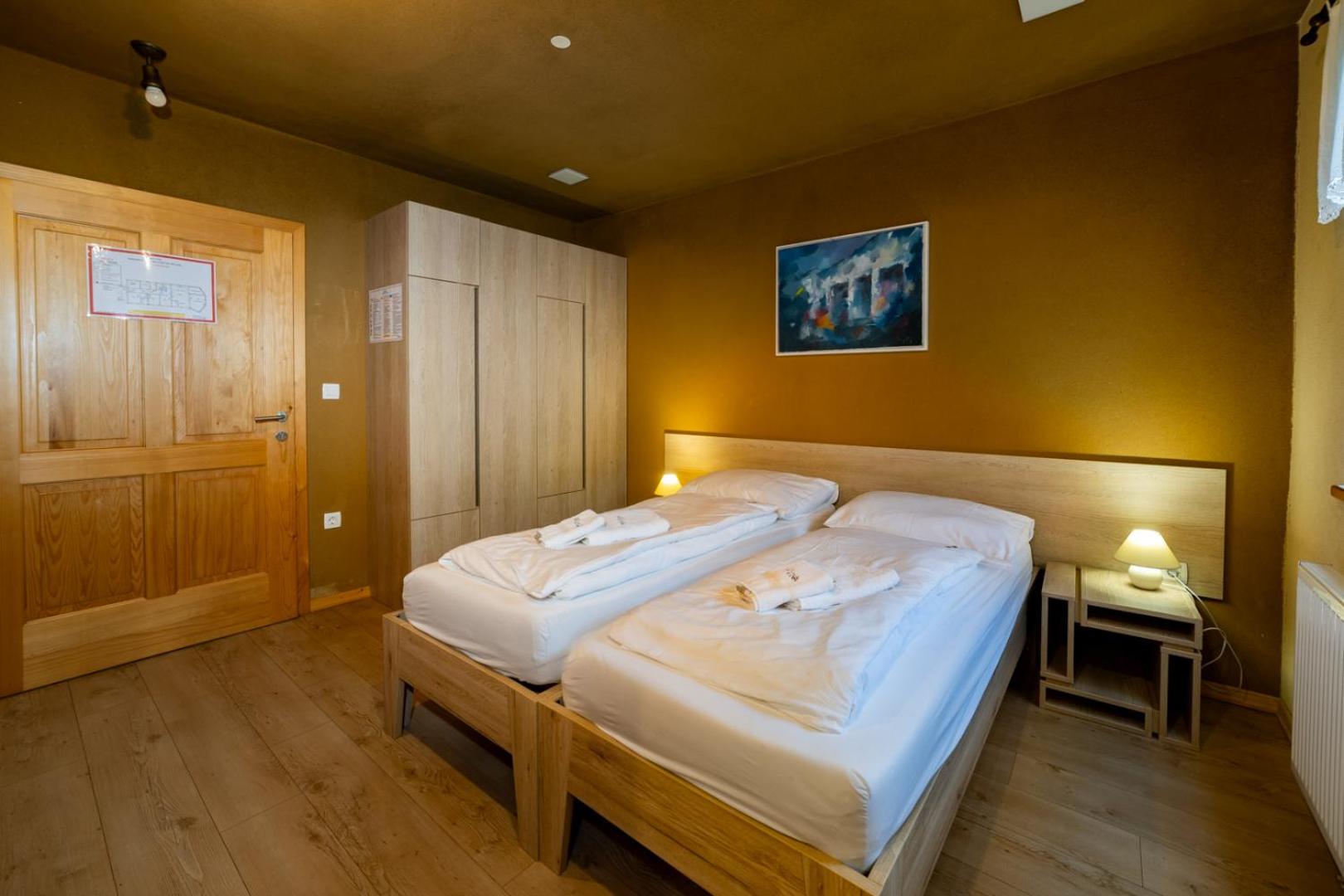 Double Room with Private Bathroom - Photo 3