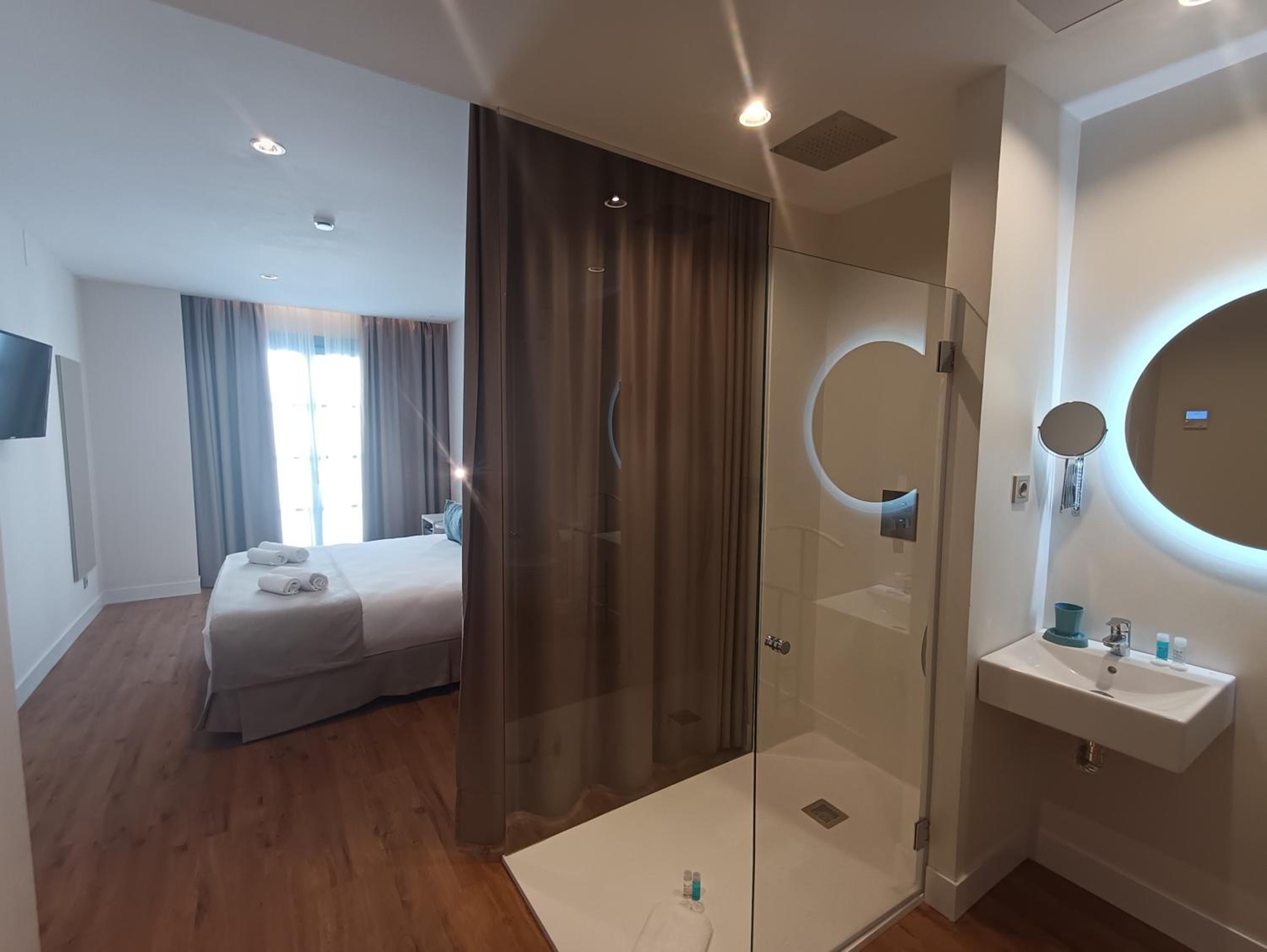 Double Room with Balcony - Photo 14