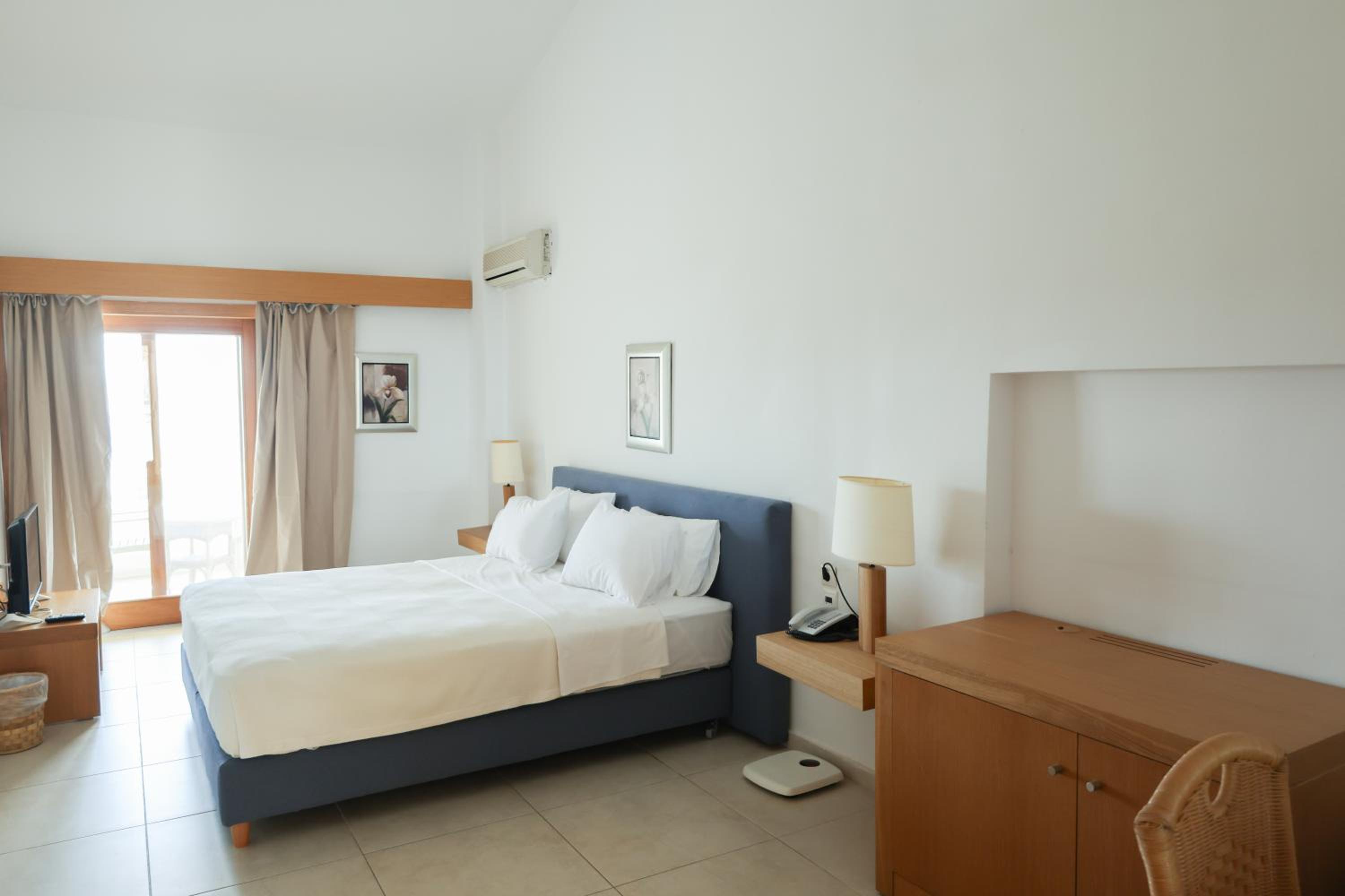 Deluxe Double Or Twin Room With Sea View photo 3