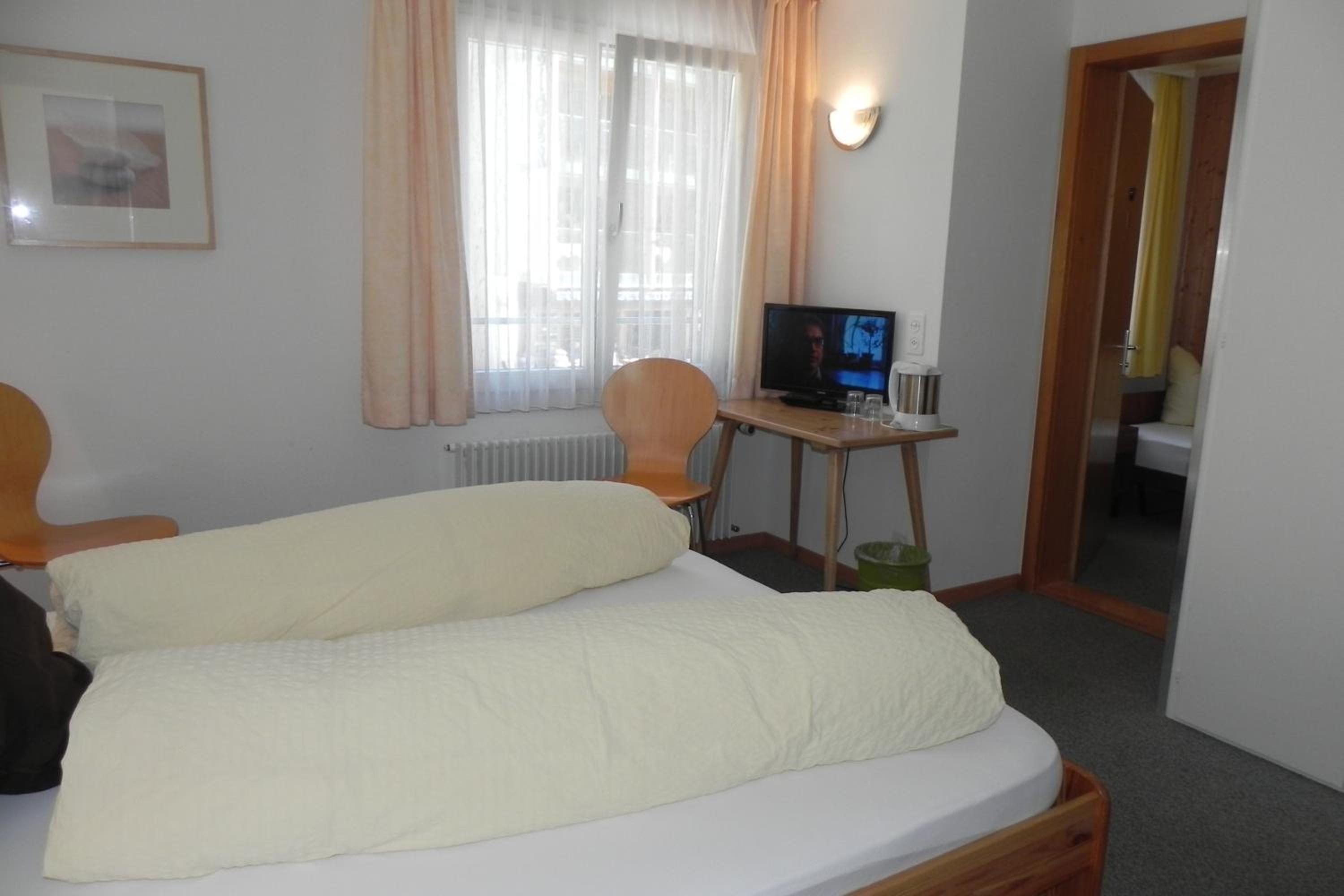 Interconnecting Double and Twin Room photo 3