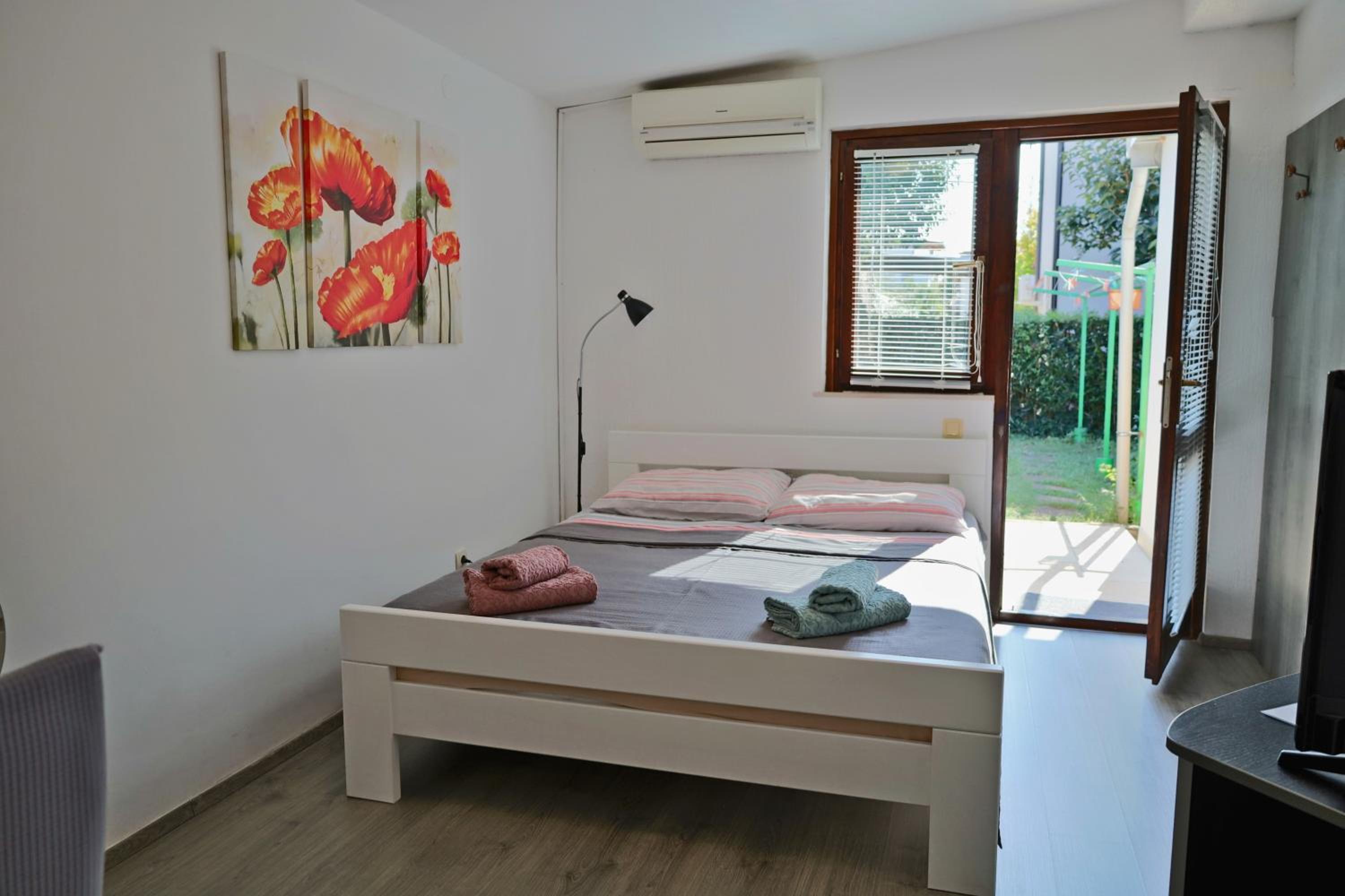 Studio Apartment photo 1