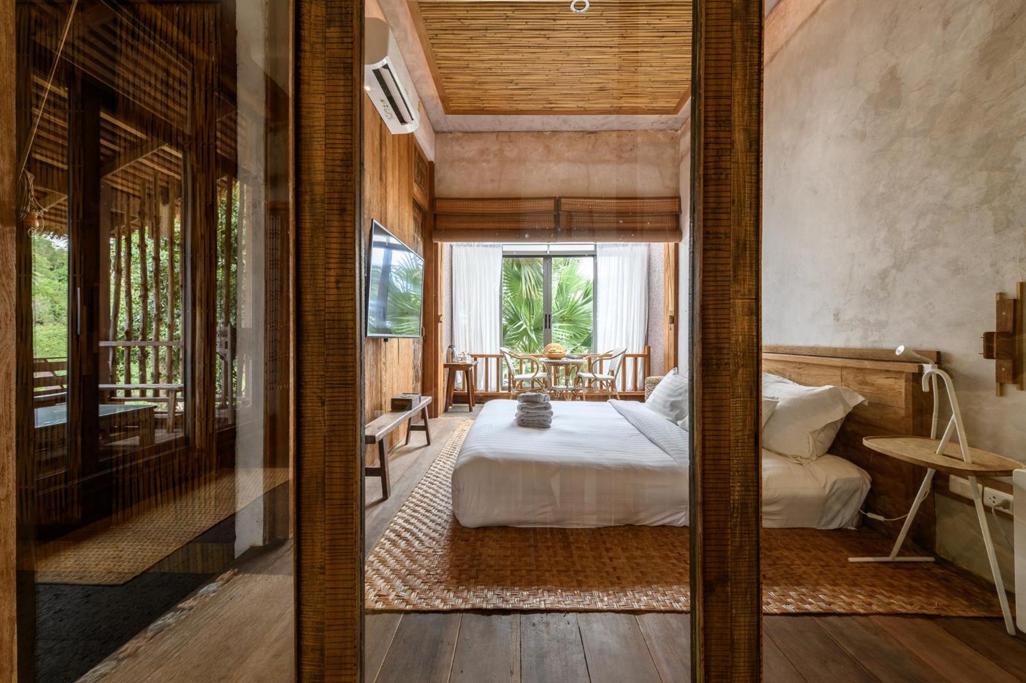 2 Bedroom Beachfront Suite with Indoor Pool - Photo 10