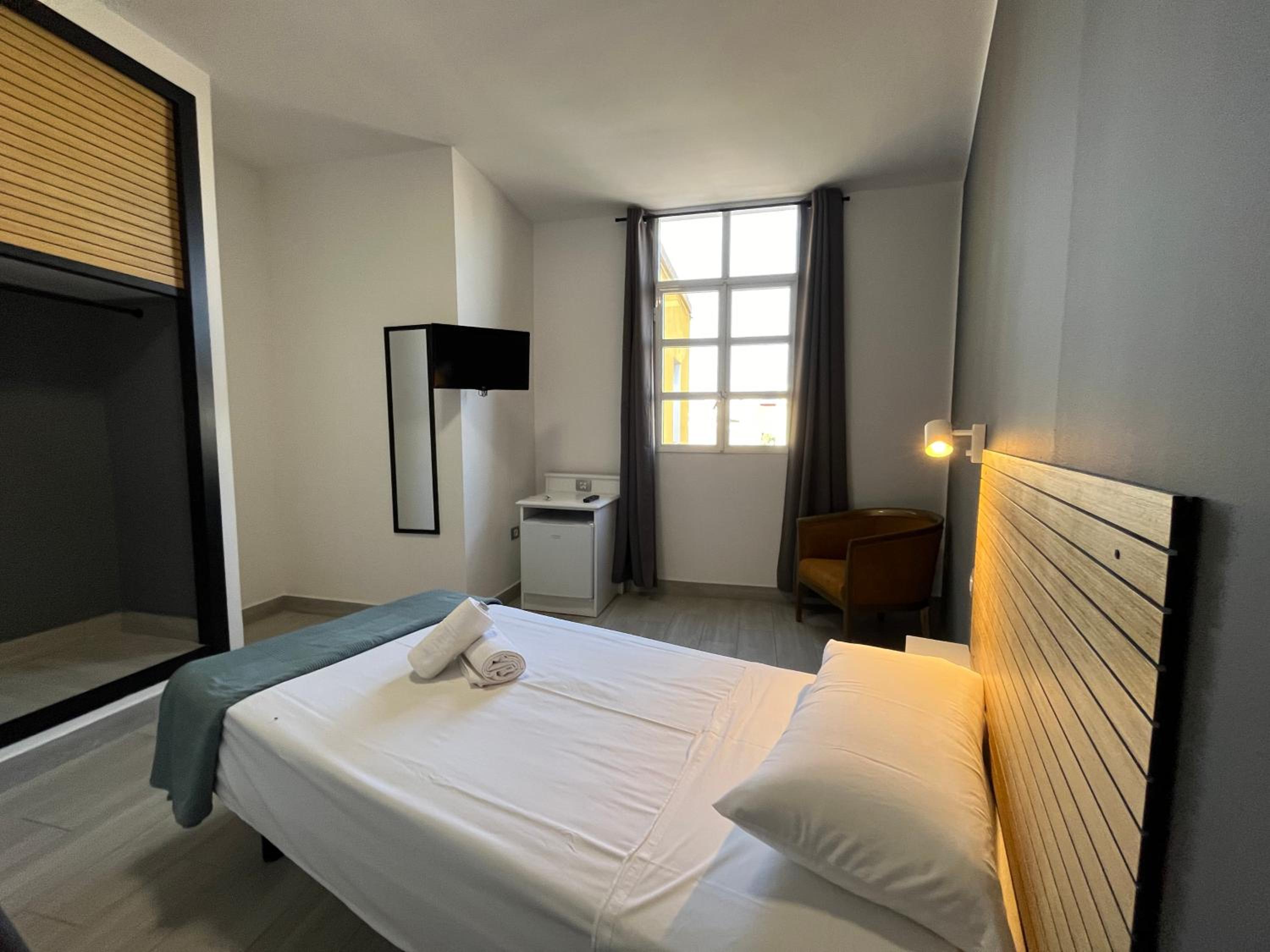Single Room with Private Bathroom photo 2