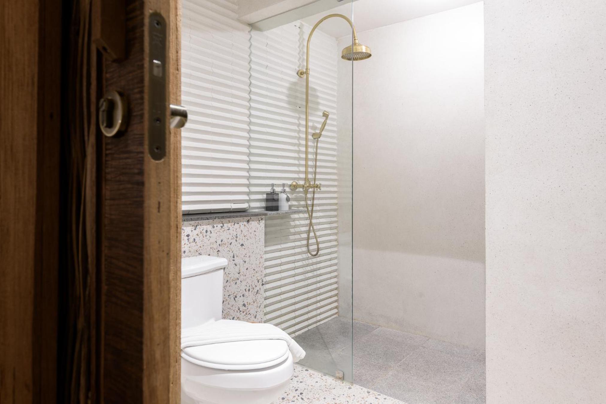 2 Bedroom Beachfront Suite with Indoor Pool - Photo 18