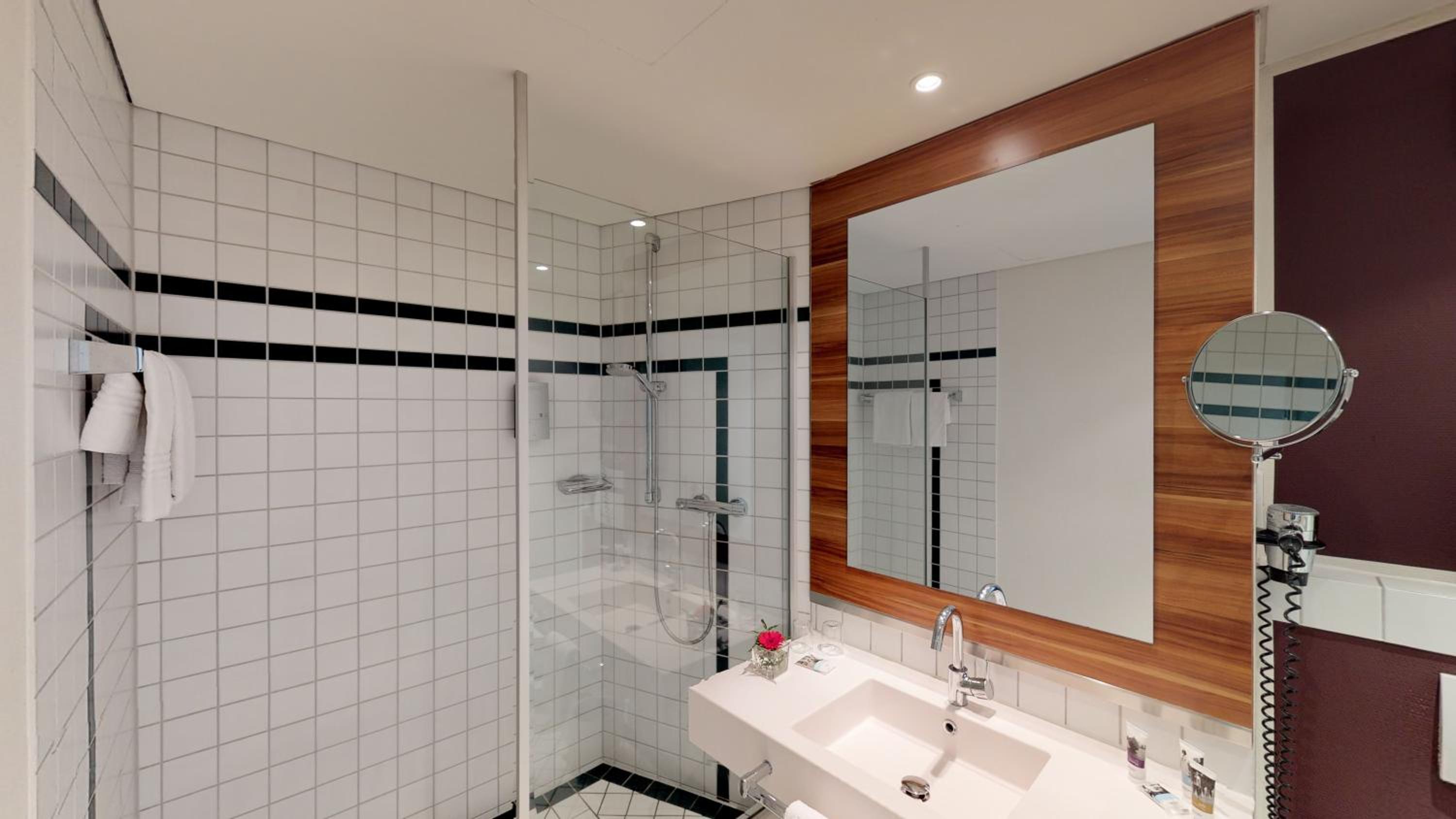 Privilege Queen Room with Balcony  - Photo 8