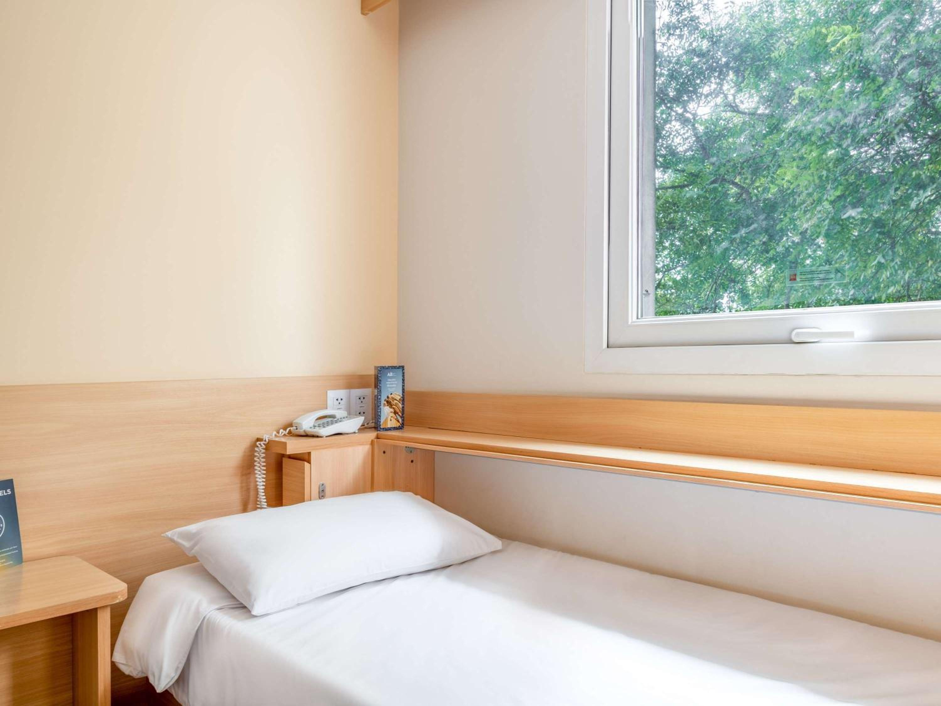 Standard Room with One Double Bed and One Single Bed - Photo 3