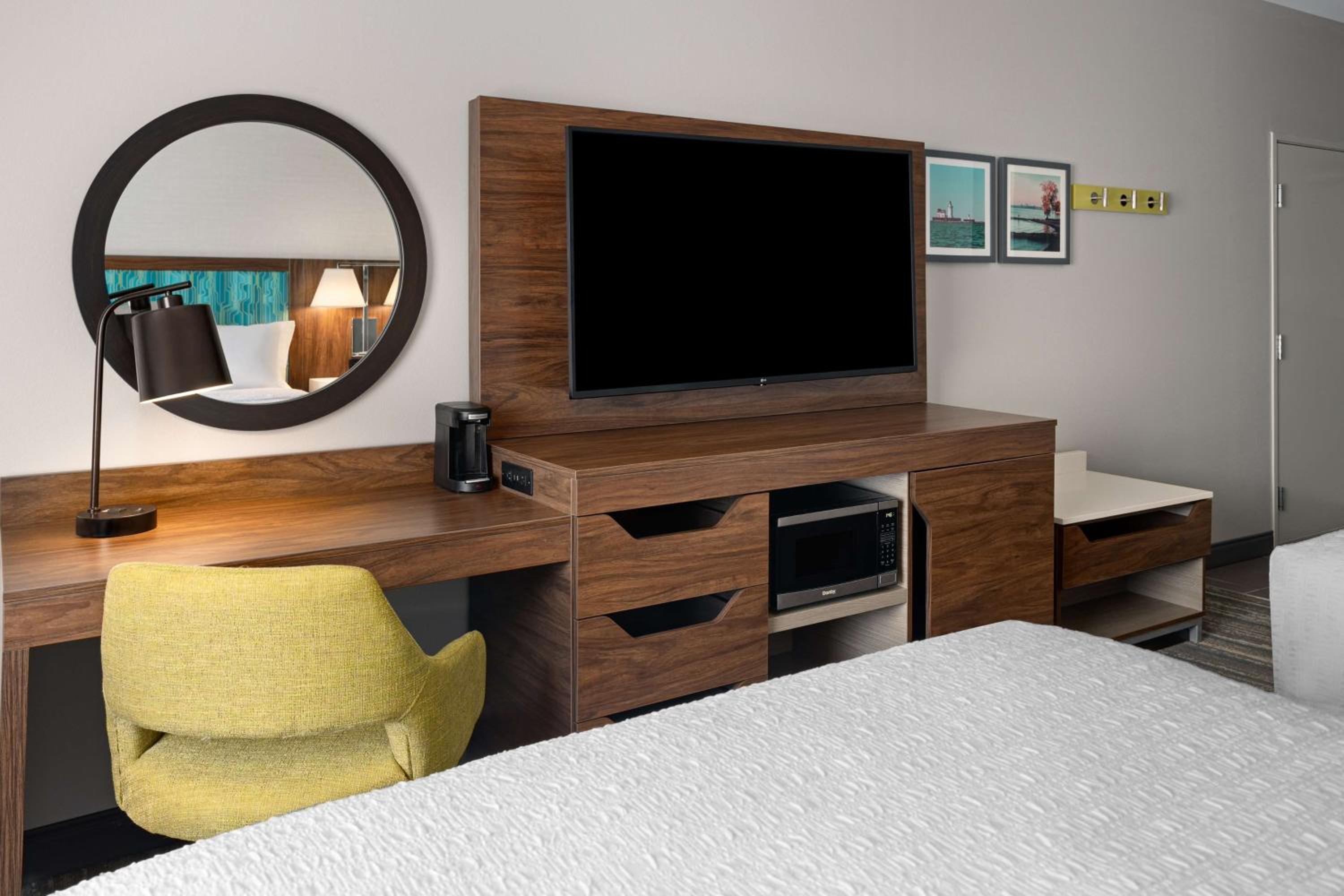 Room with Two Queen Beds - Non-Smoking - Photo 1