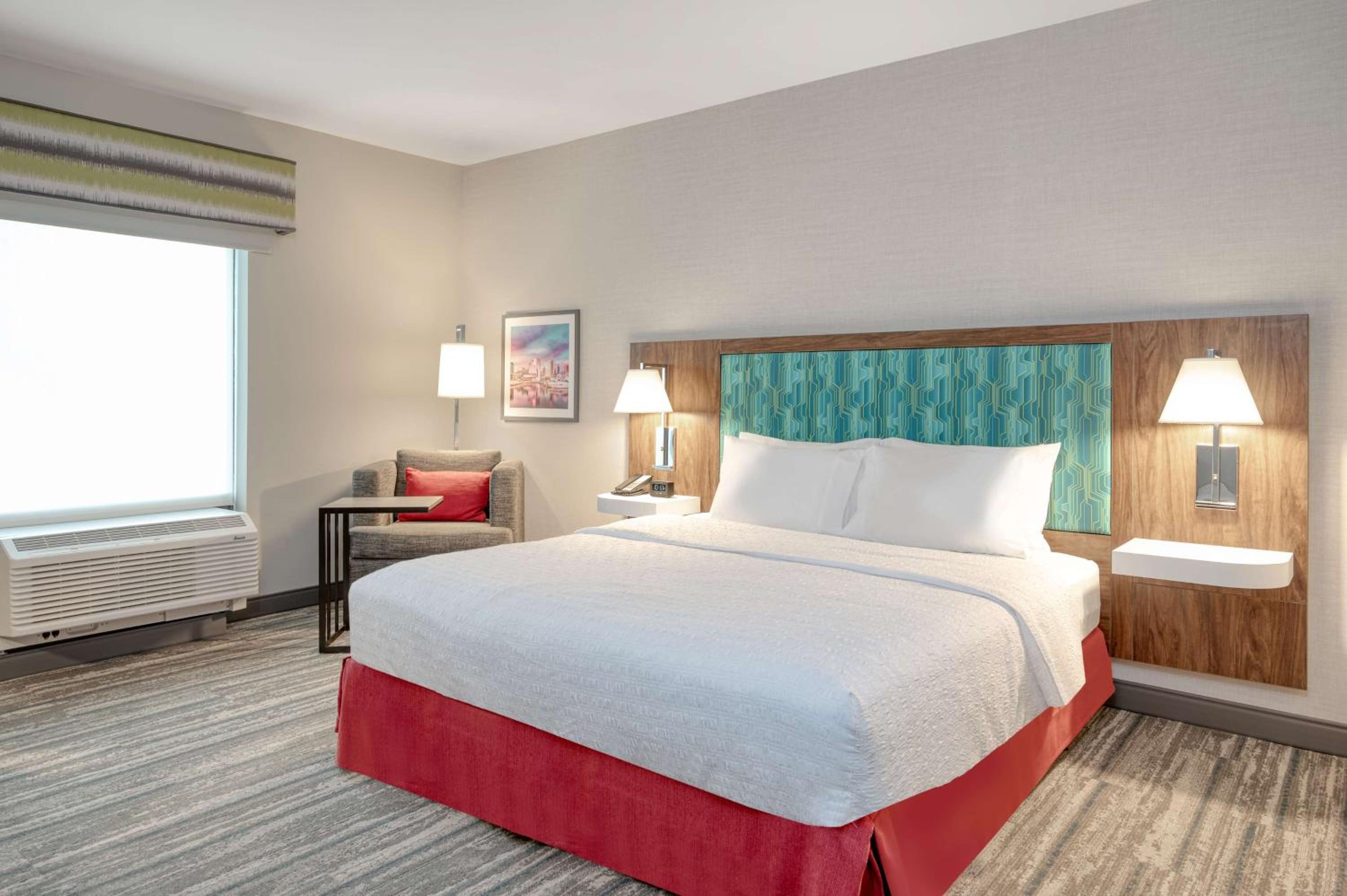 King Room with Roll-In Shower - Mobility and Hearing Access/Non-Smoking - Photo 1