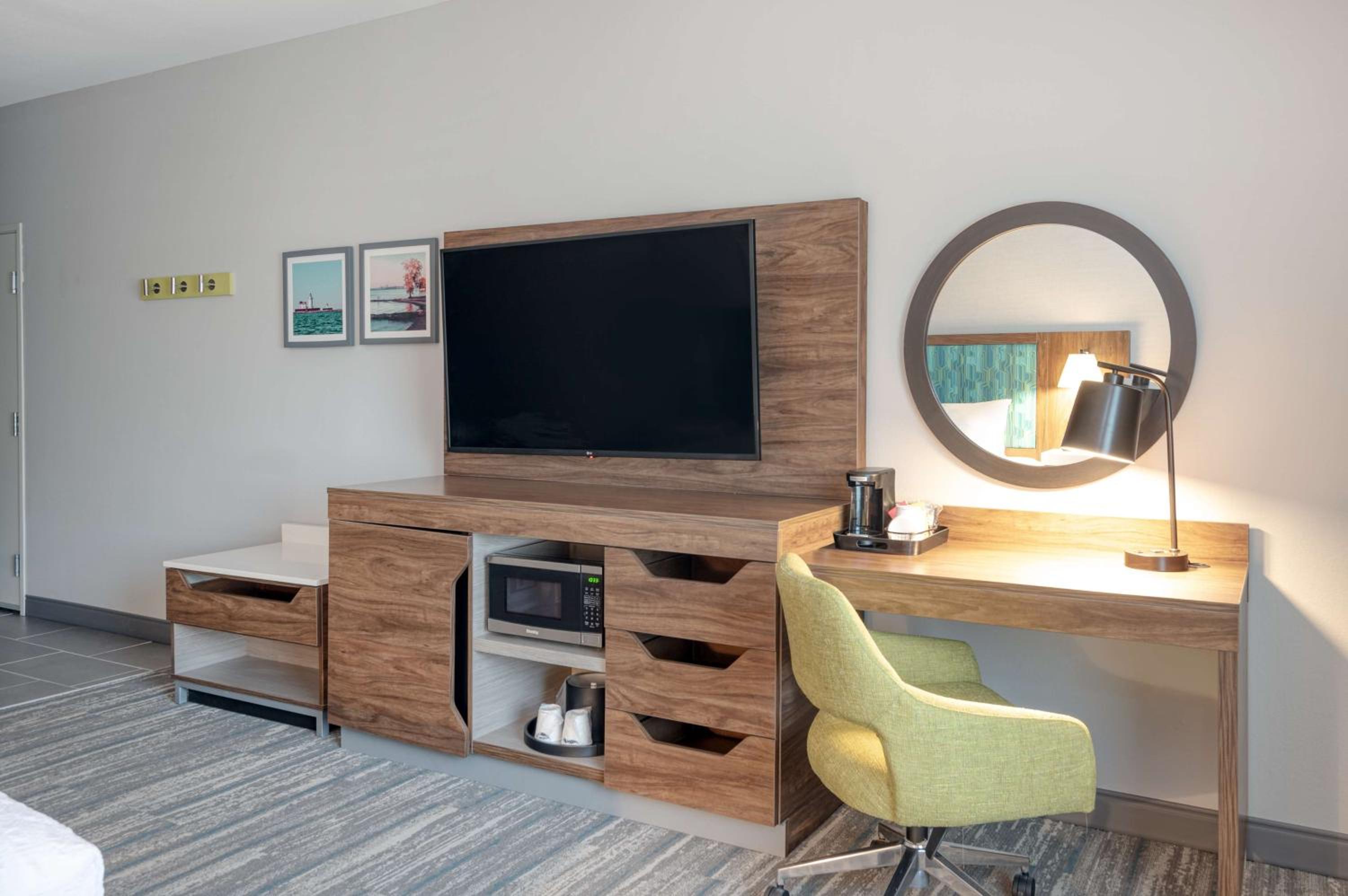 King Room with Roll-In Shower - Mobility and Hearing Access/Non-Smoking - Photo 2