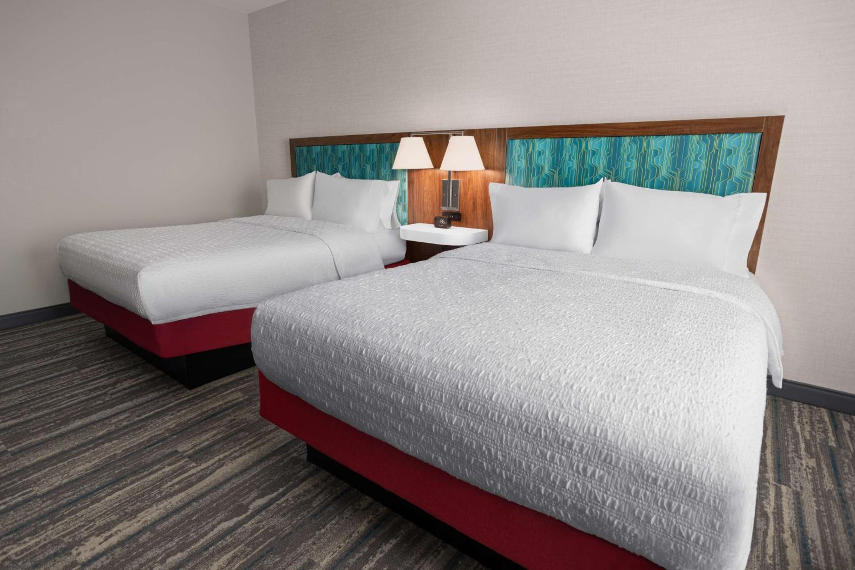 Room with Two Queen Beds - Non-Smoking - Photo 2