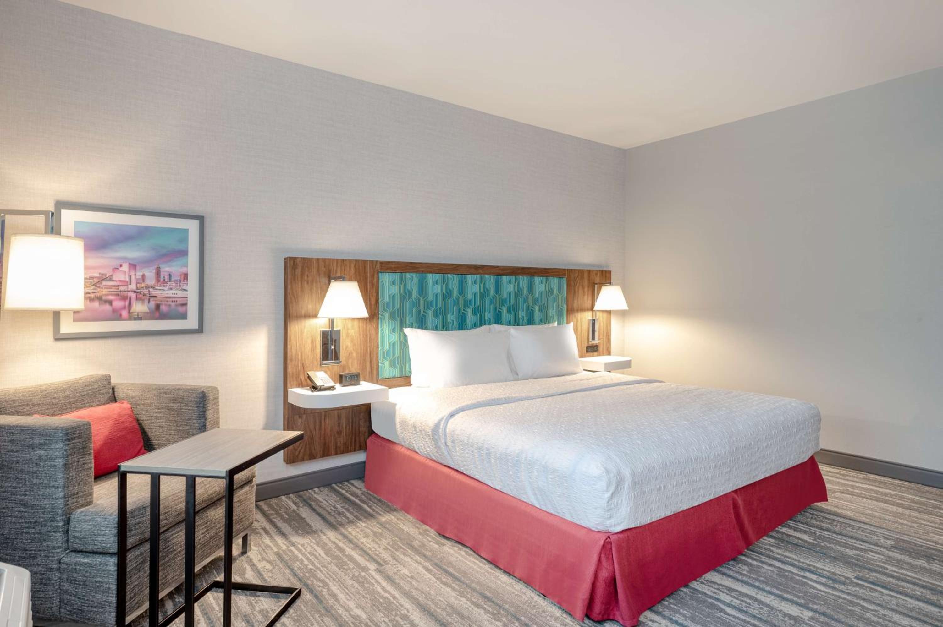 King Room with Roll-In Shower - Mobility and Hearing Access/Non-Smoking - Photo 3