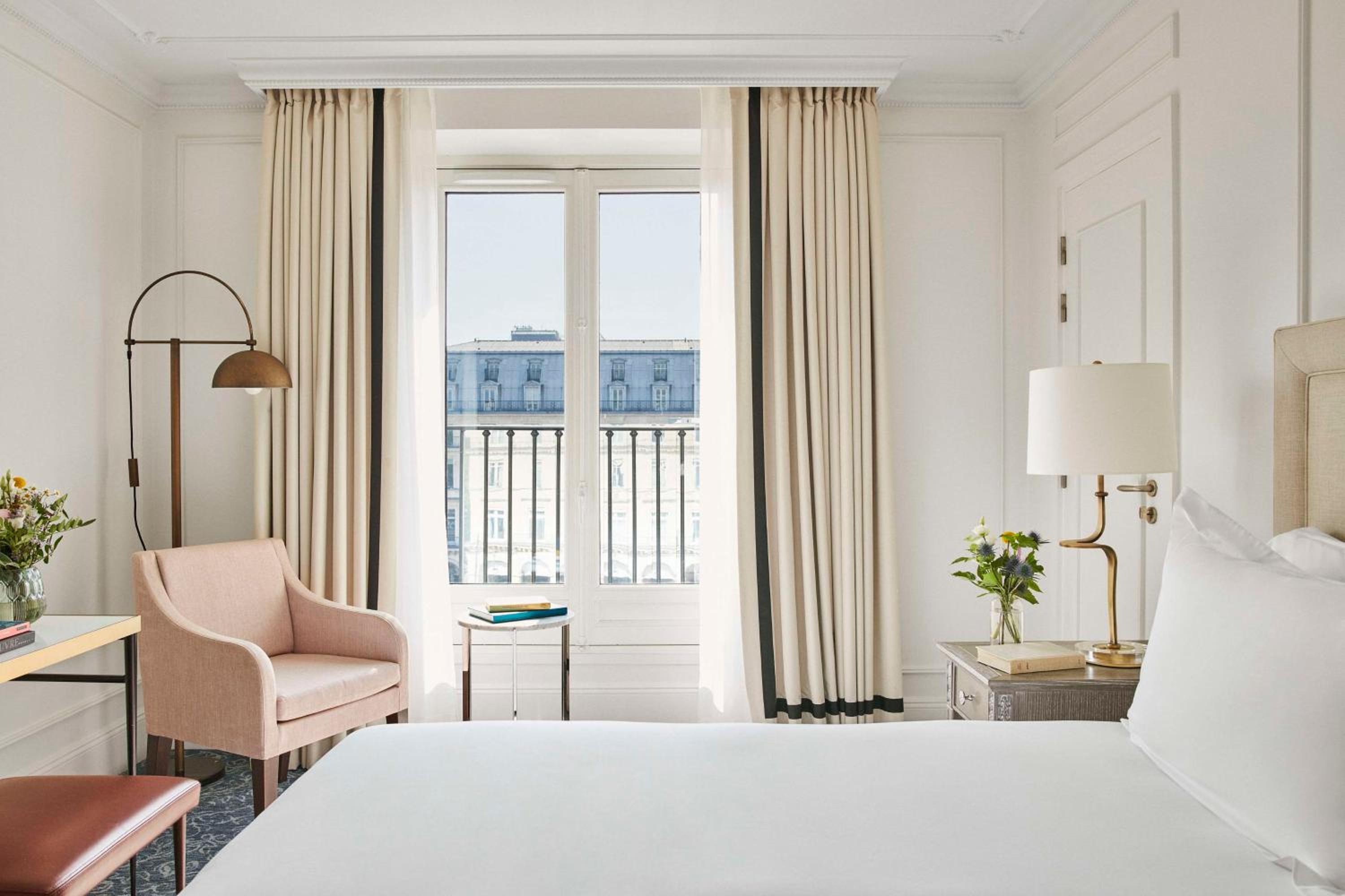 Deluxe King Room with View thumbnail 5