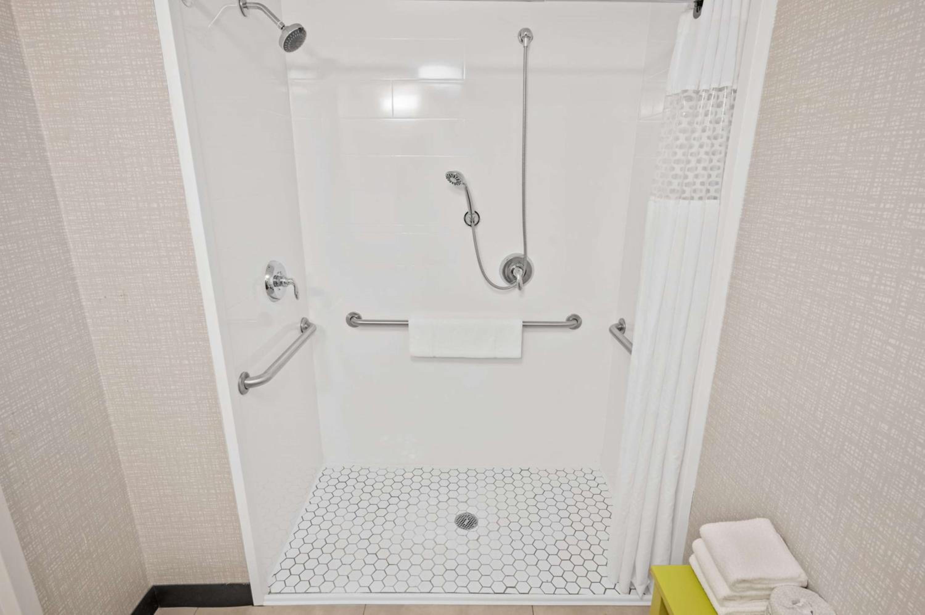Queen Room with Roll-In Shower - Disability Access/Non-Smoking photo 2