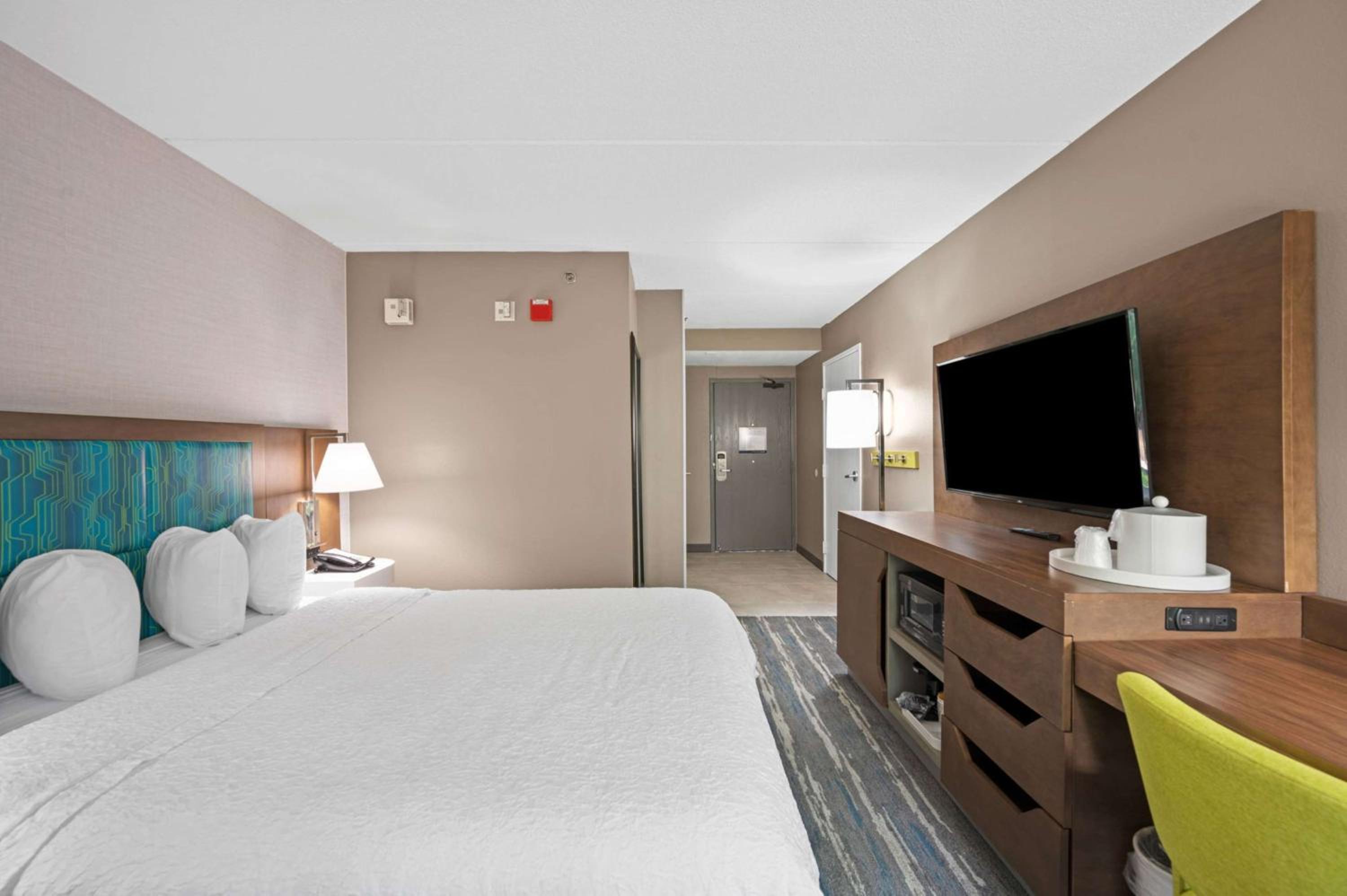 Queen Room with Roll-In Shower - Disability Access/Non-Smoking photo 1