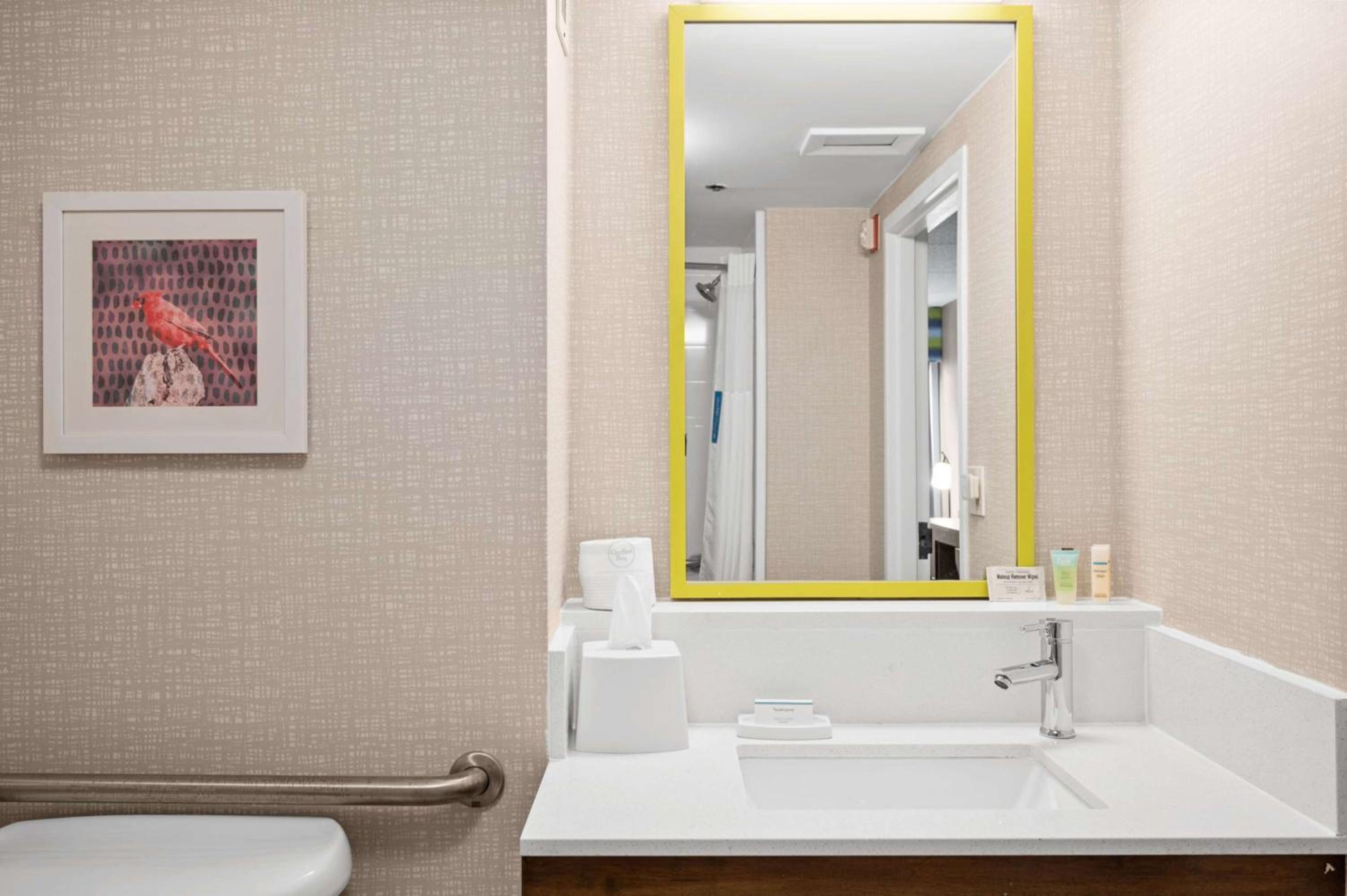 Queen Room with Bath Tub - Disability Access/Non-Smoking  photo 2