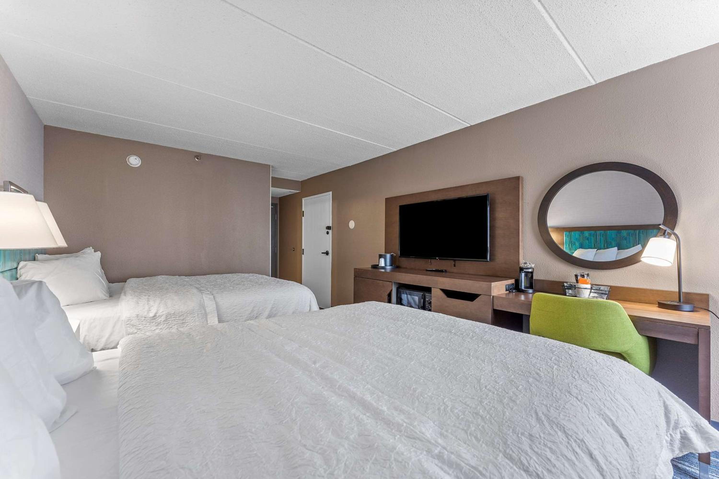 Queen Room with Two Queen Beds - Non-Smoking - Photo 3