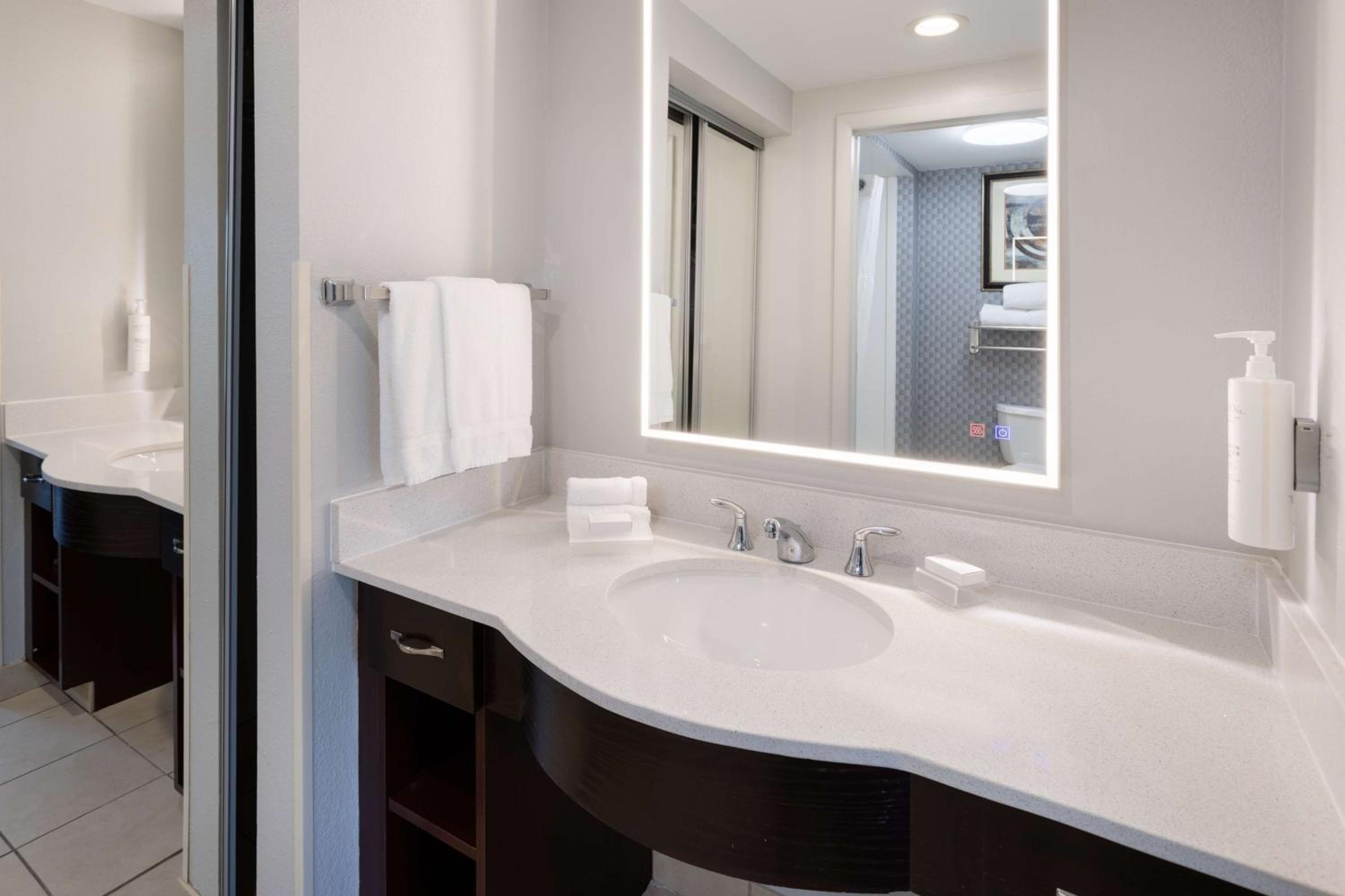 One-Bedroom King Suite - Non-Smoking - Photo 2