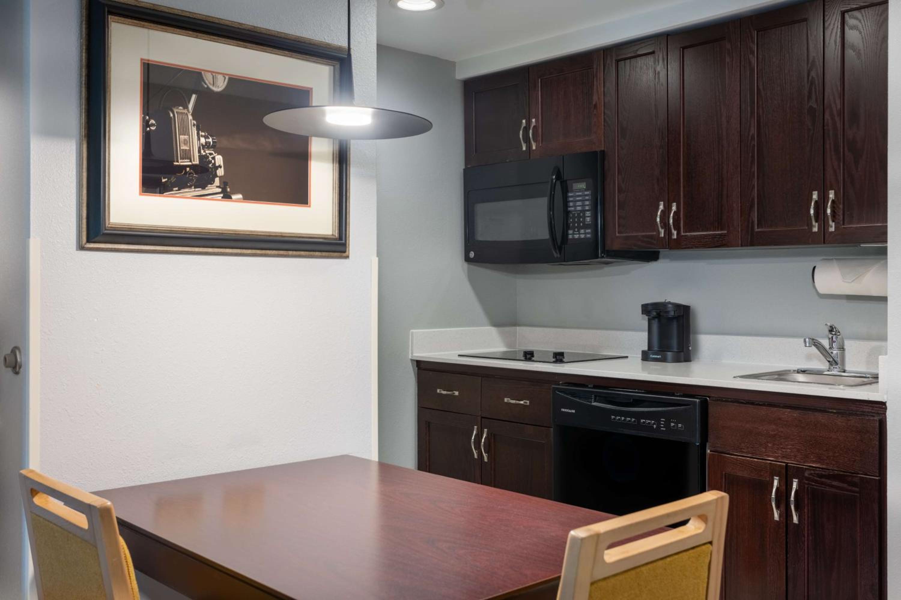 One-Bedroom King Suite - Non-Smoking - Photo 3