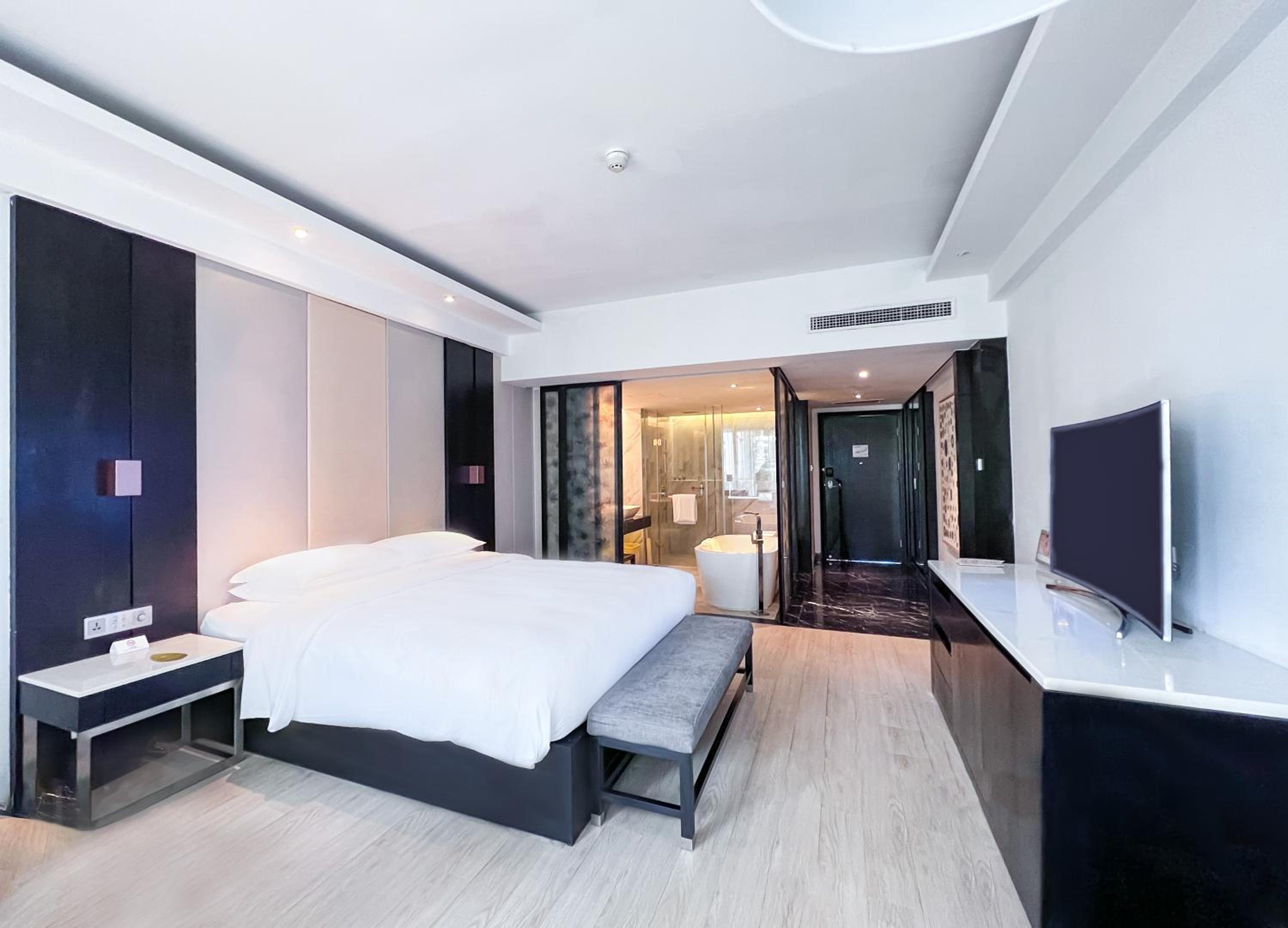 Deluxe Lake View King Bed Room