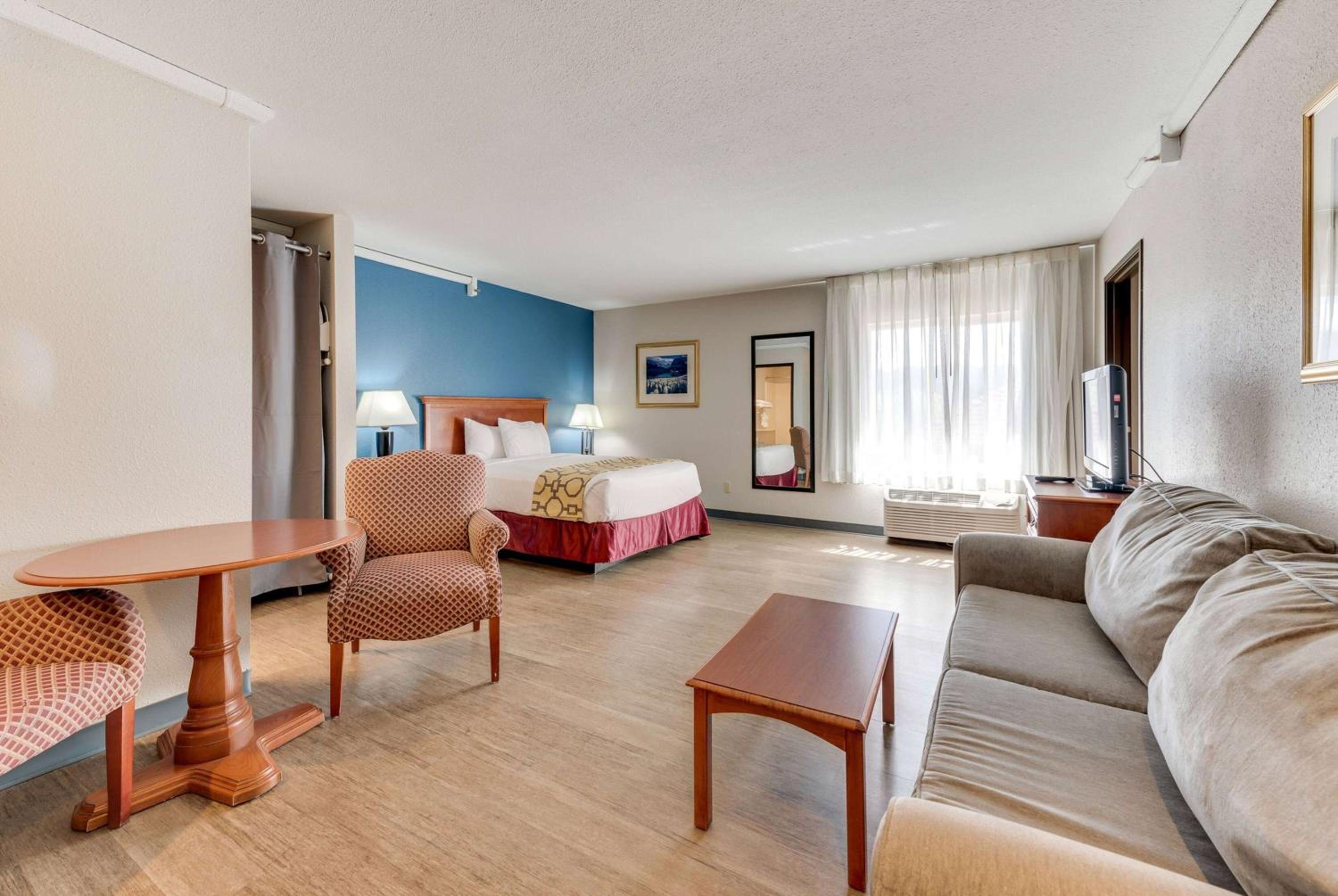 Studio King Suite - Non-Smoking - Photo 1