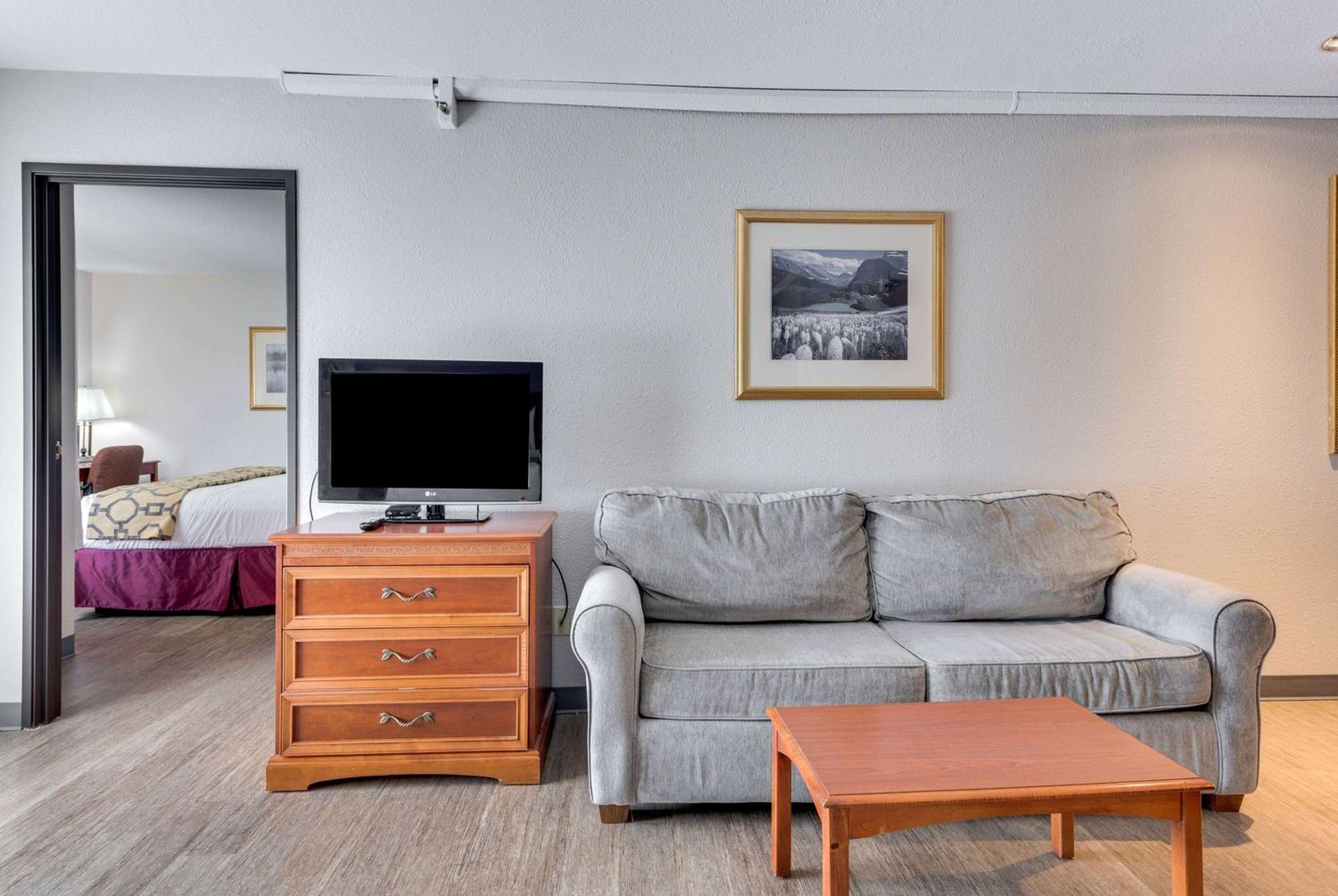 One-Bedroom King Suite with One Queen Bed - Non-Smoking - Photo 1