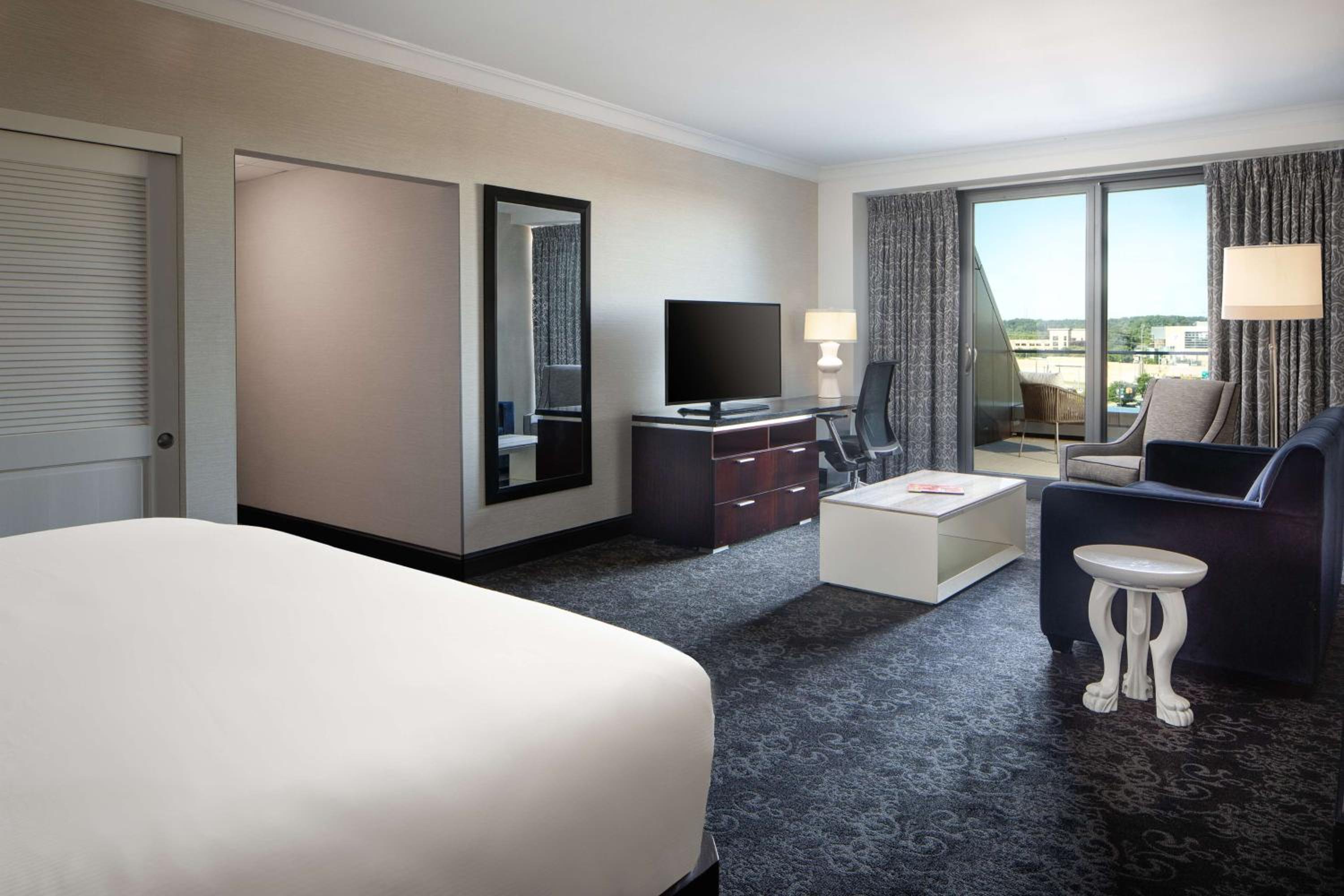 Junior Suite with King Bed - Photo 3