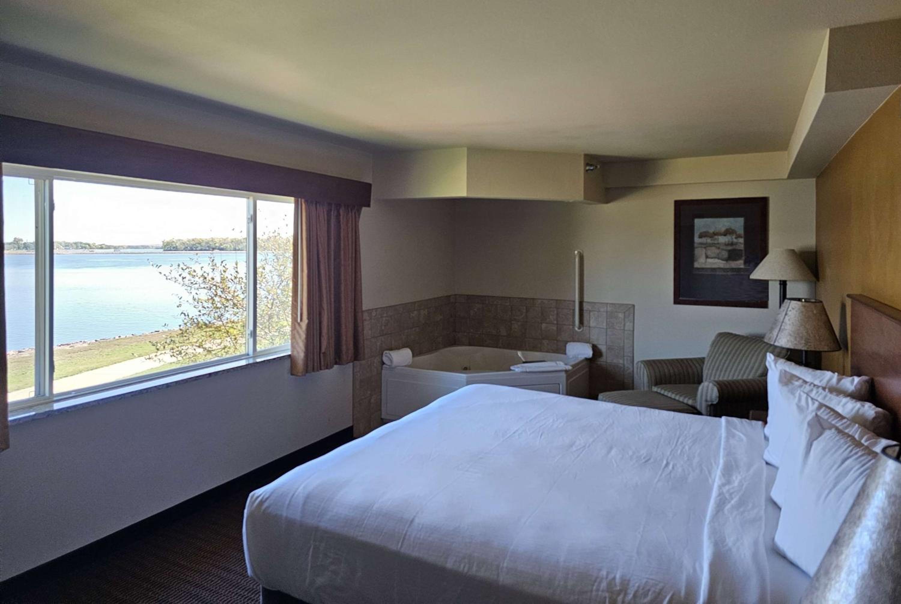 One-Bedroom King Suite with Jetted Tub, Fireplace and River View - Non-Smoking