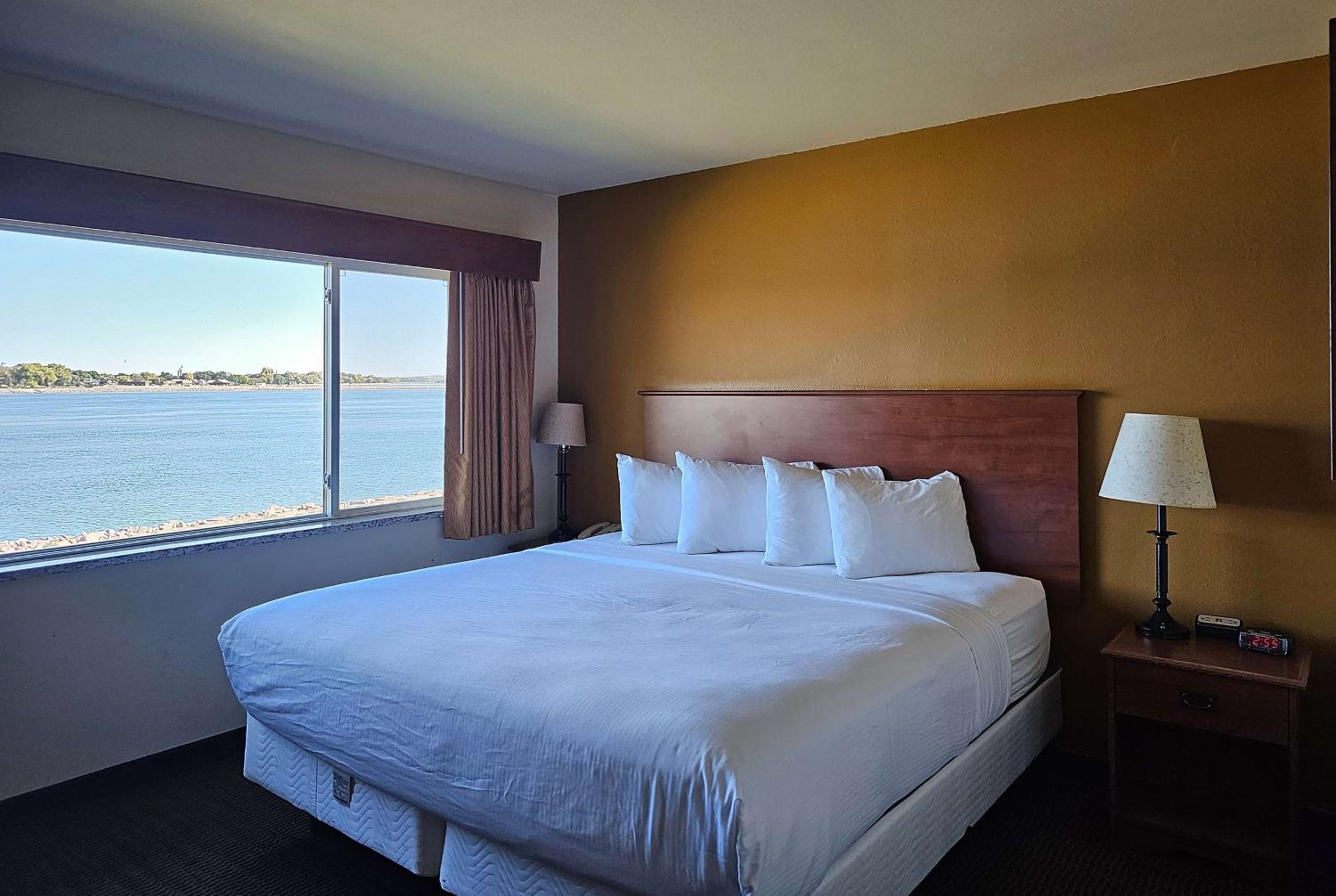 One-Bedroom king Suite with River View - Non-Smoking