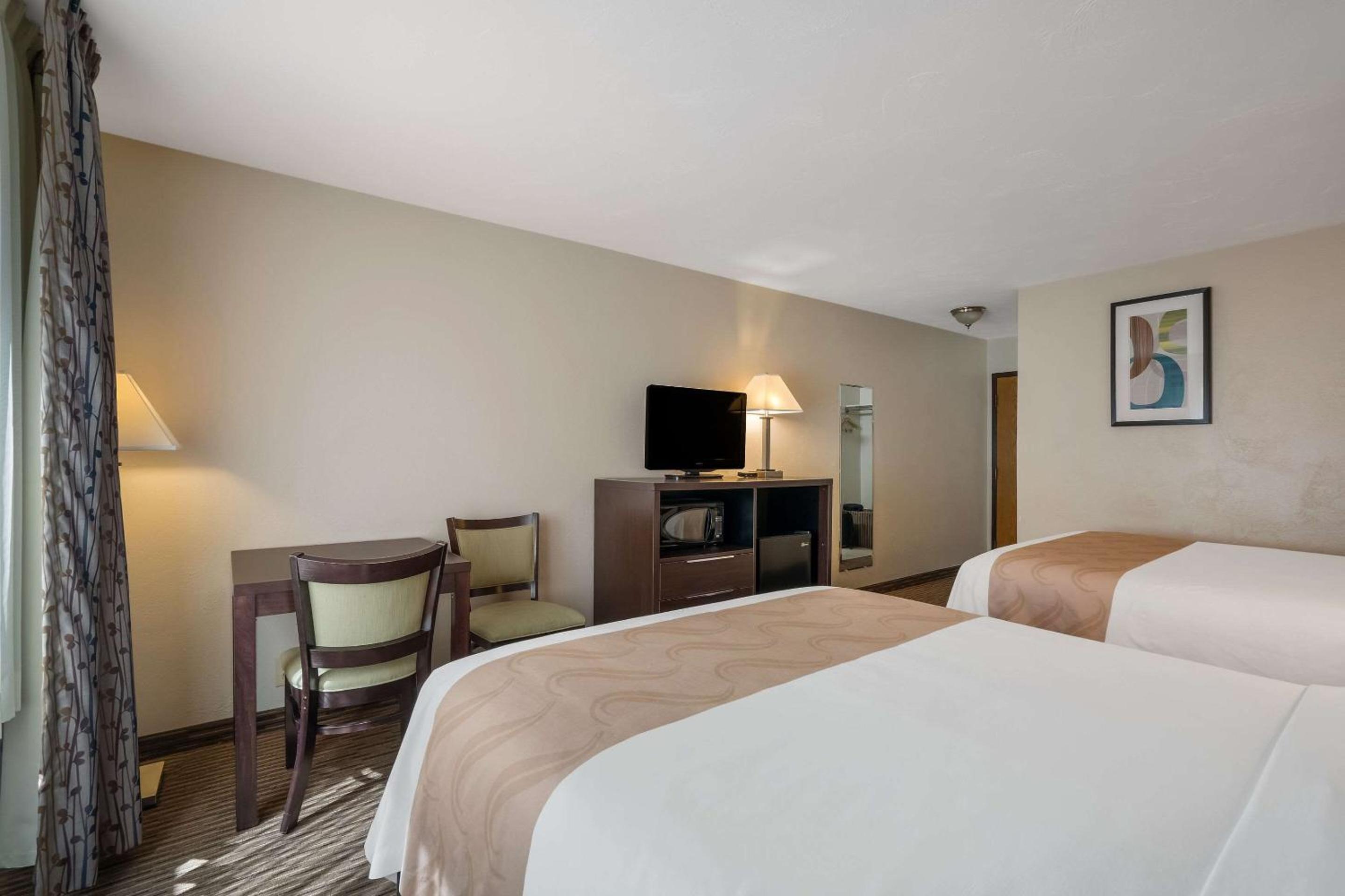 Queen Room with Two Queen Beds - Non-Smoking photo 2