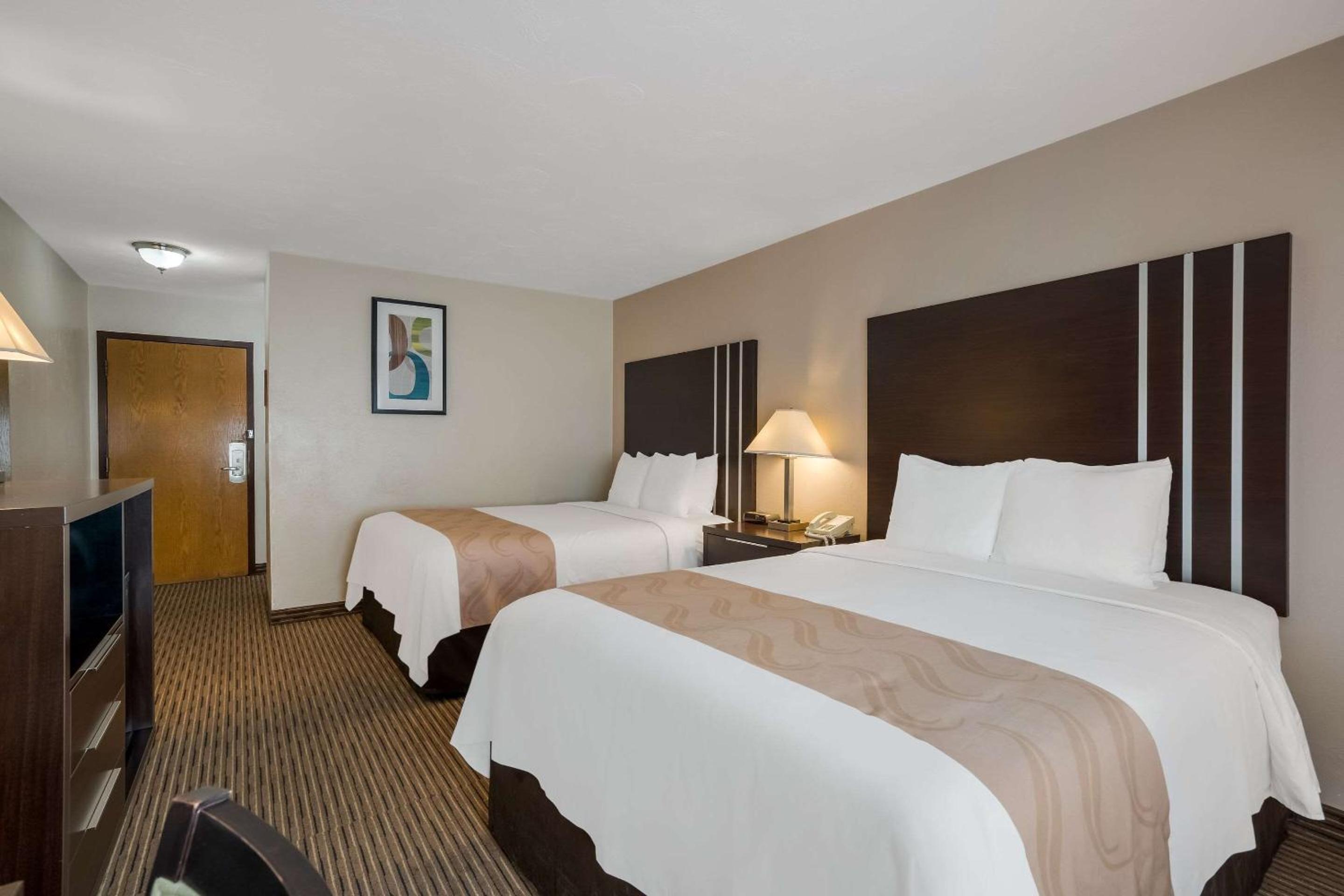 Queen Room with Two Queen Beds - Non-Smoking photo 3