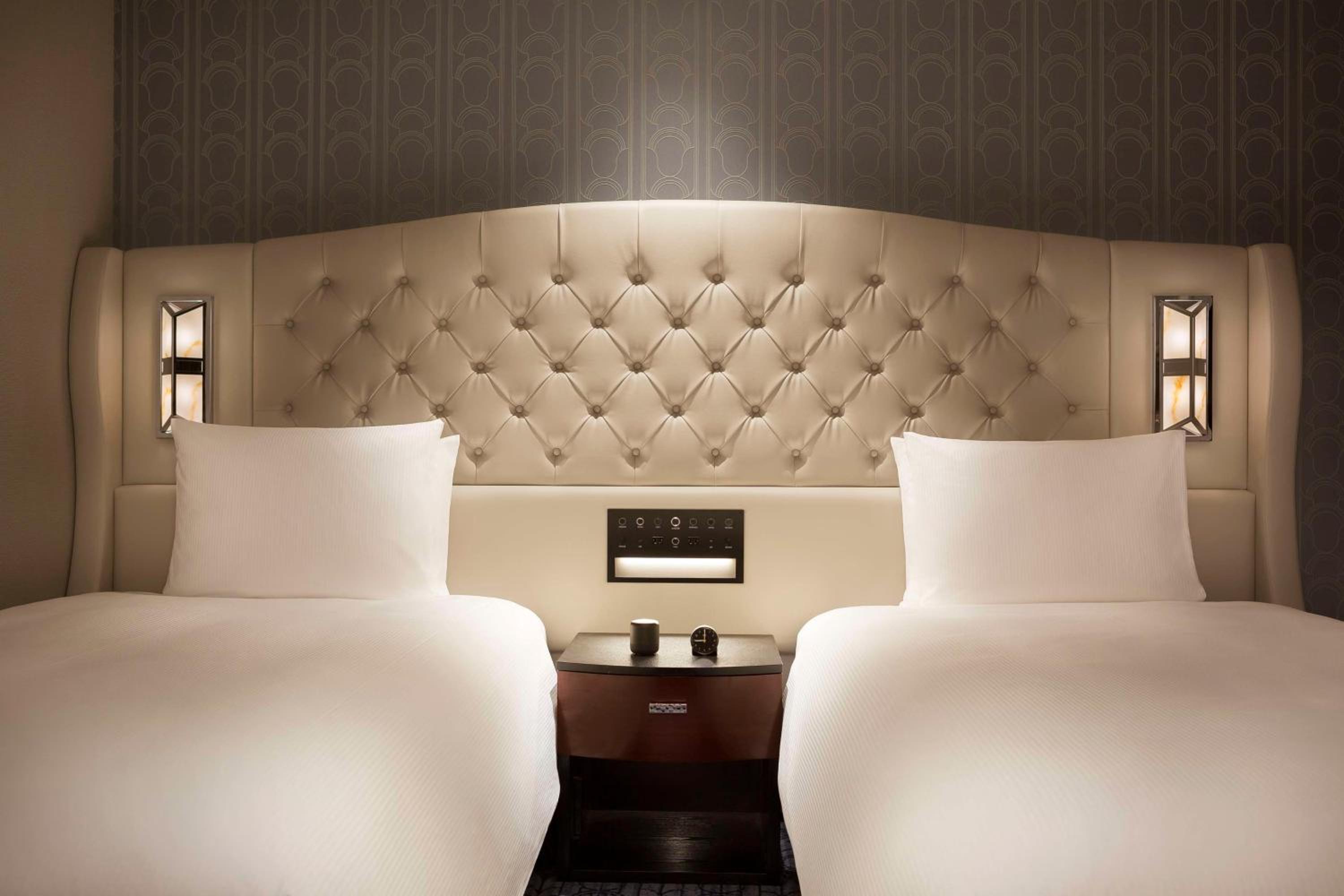 Twin Room with River View - High Floor