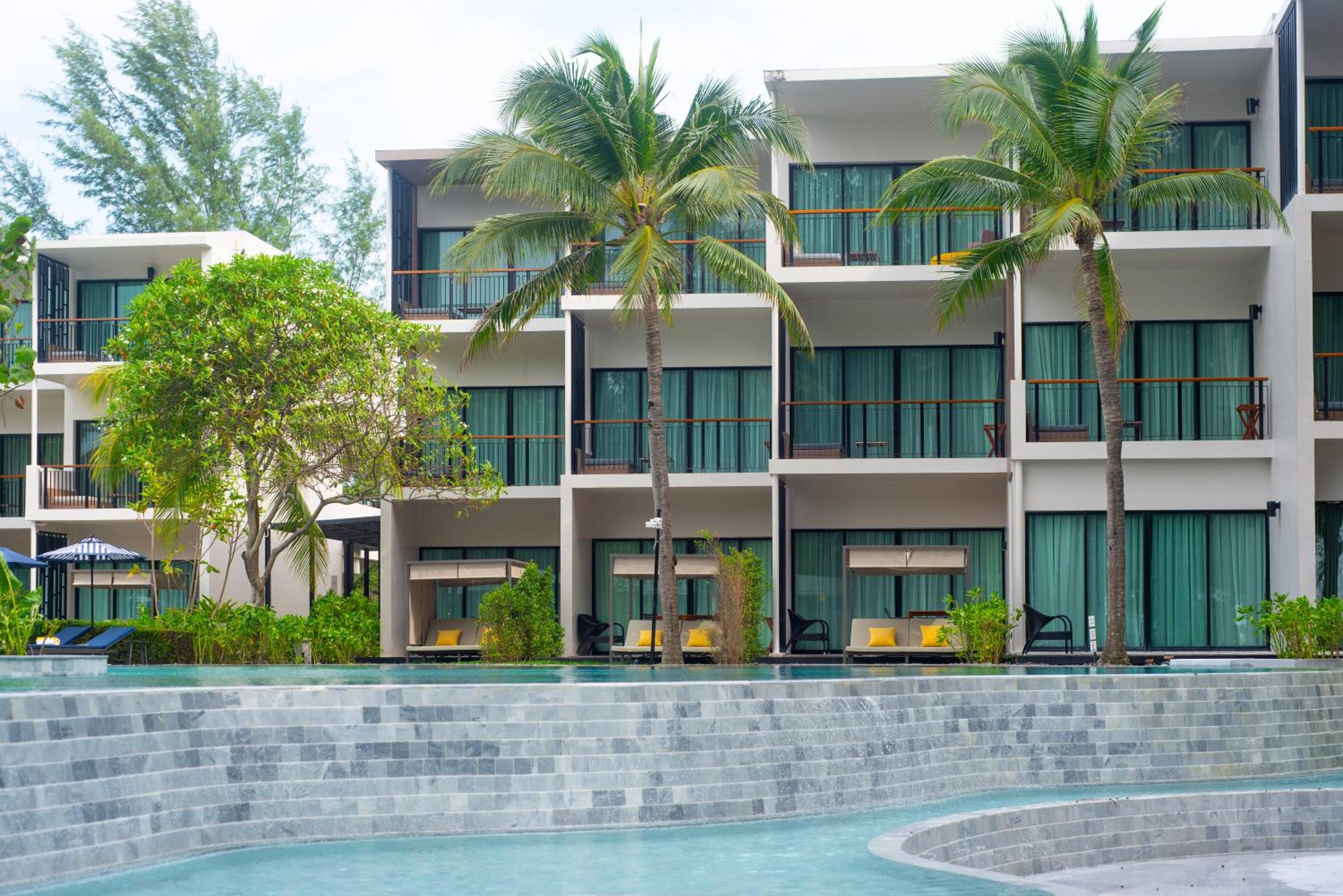 Deluxe Double Room with Two Double Beds and Balcony - Pool View - Photo 4