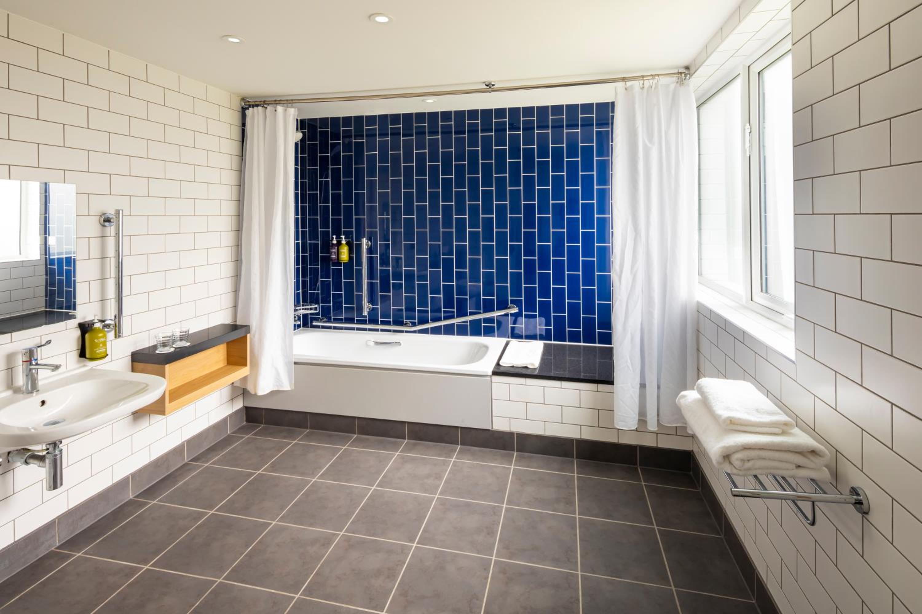 Standard Queen Room - Disability Access - Photo 6