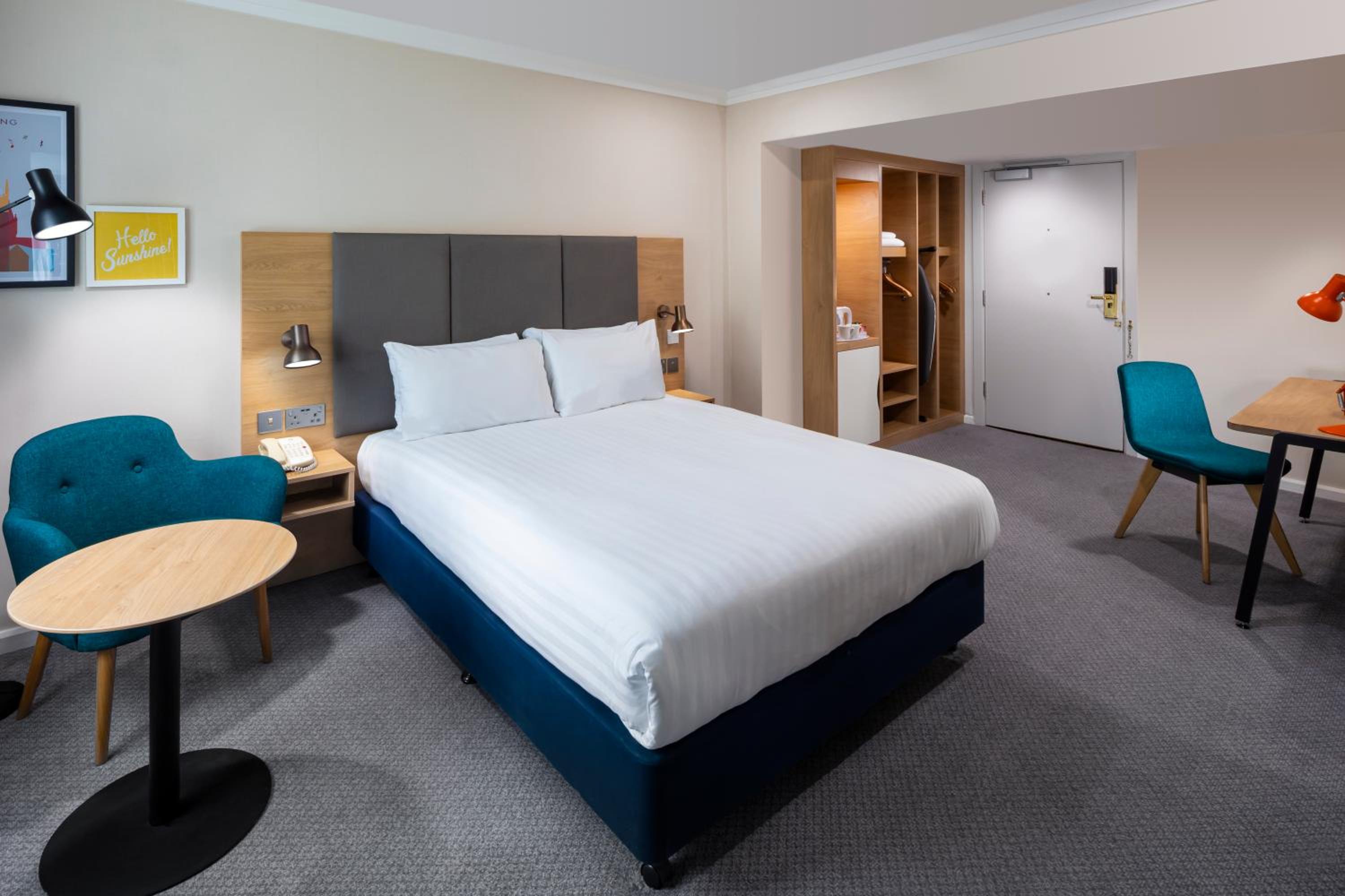 Standard Queen Room - Photo 7