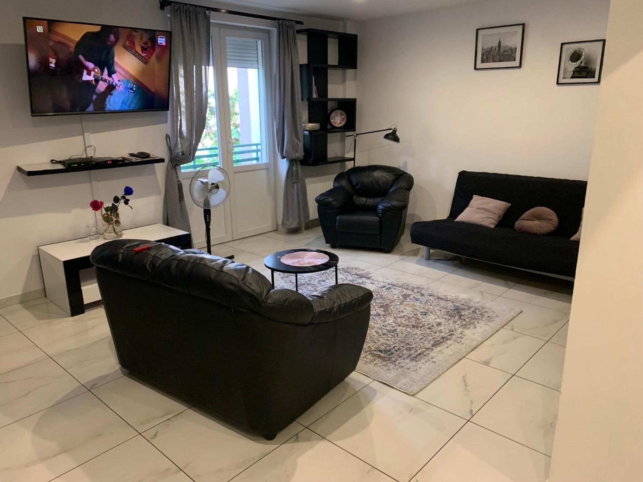 One-Bedroom Apartment - Photo 11