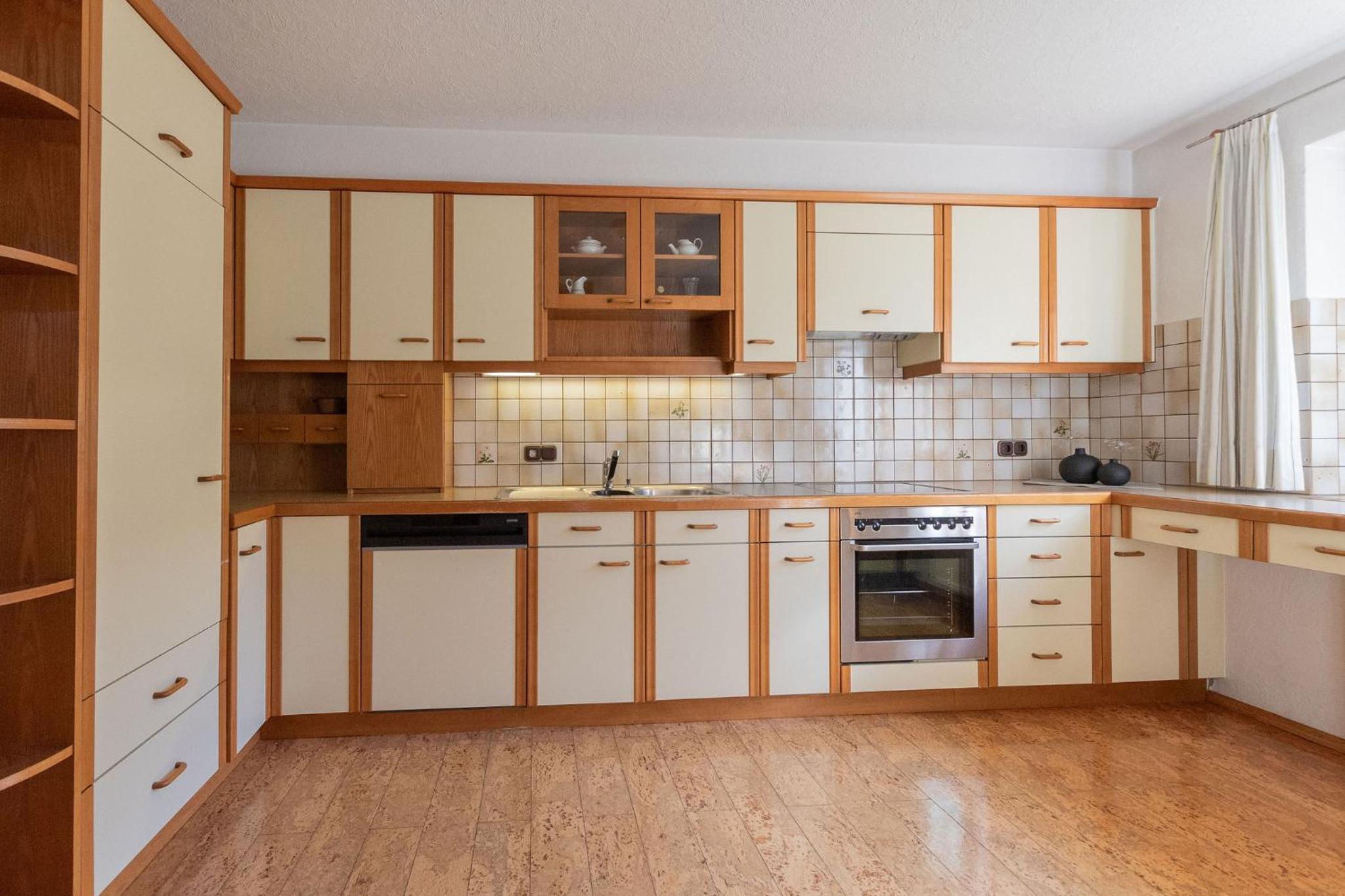 Eight-Bedroom House photo 3